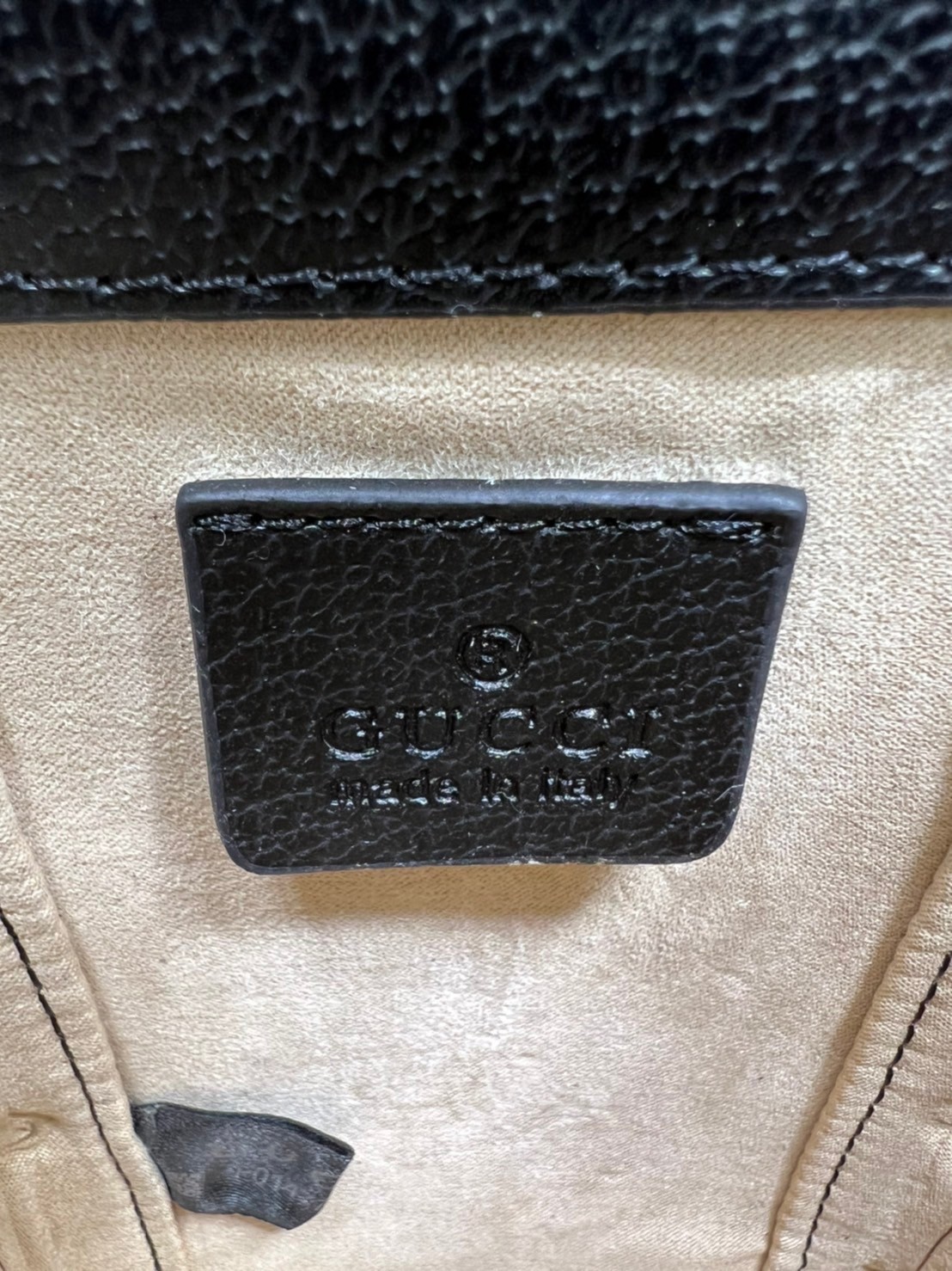 Gucci Horsebit 1955 mini bag / Gucci Phone Bag เกรดใช้งานสลับใบจริงได้ ออริจินอล รุ่นยอดฮิต ไซส์มินิ ที่ใครๆก็ต้องรู้จัก!! กับกระเป๋าขนาดมินิ ได้รับแรงบันดาลใจมาจากดีไซน์ดั้งเดิม ซึ่งแอคเซสเซอรี่นี้โดดเด่นด้วยรายละเอียดดั้งเดิมที่ทันสมัยโดยเน้นที่ฮอร์สบิต