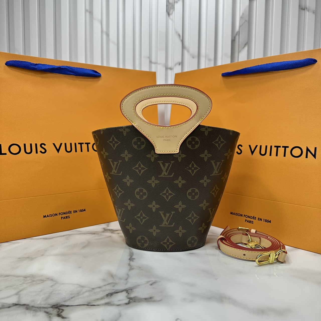 ORI หนังแท้ | LV Rivage BB Spring-Summer 2025 / LV Bucket Bag ใหม่ล่าสุด กระเป๋าสะพายทรงบัคเก็ต จัดเต็มาสุดปัง ทรงสวยทรงใหม่โดดเด่นด้วยหูจับในตัวที่ออกแบบใหม่ได้เก๋ลัคชูมาก