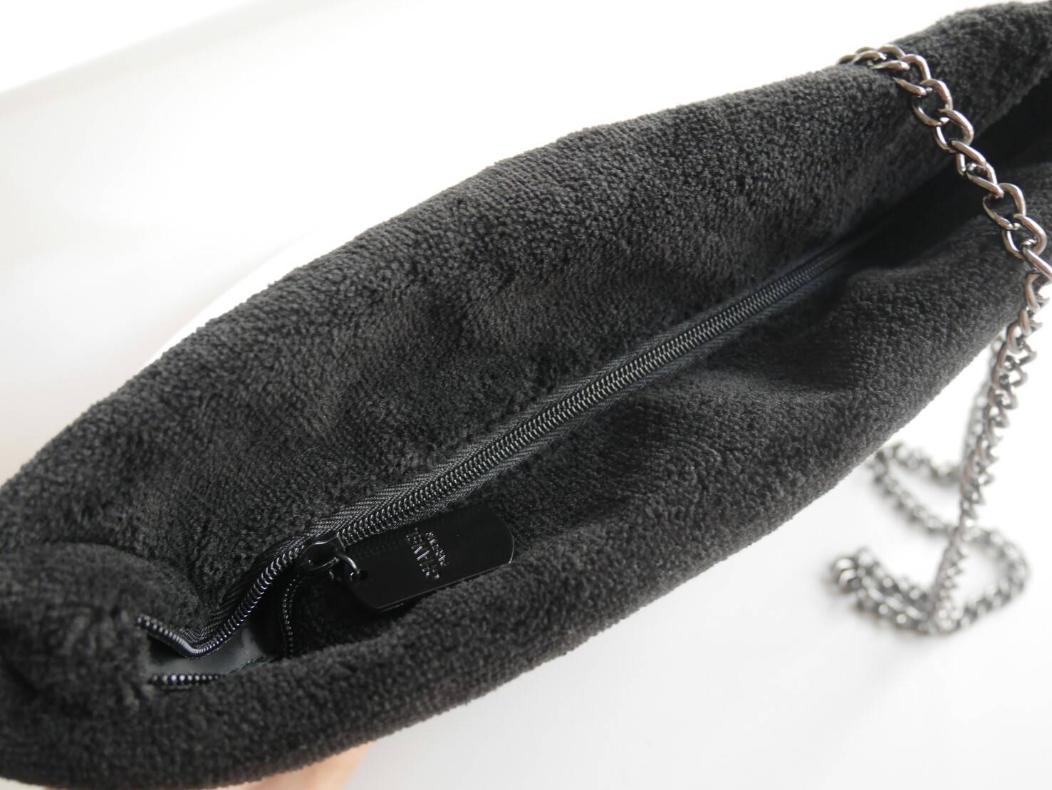 Best Seller! กระเป๋าสะพาย CHANEL PARFUME CROSSBODY BAG ของสมนาคุณจาก เคาเตอร์แบรนด์ดัง CHANEL เปิด/ปิด ด้วยซิบ มาพร้อมสายโซ่ที่ถอดได้ ด้านในซับกันน้ำ ที่จับรูดซิปเก๋ ปั้มแบรนด์ CHANEL ขนกระเป๋านุ่มเวอร์ จุของได้เยอะ ใช้เป็นกระเป๋าใส่เครื่องสำอางค์ ใช้ถือ