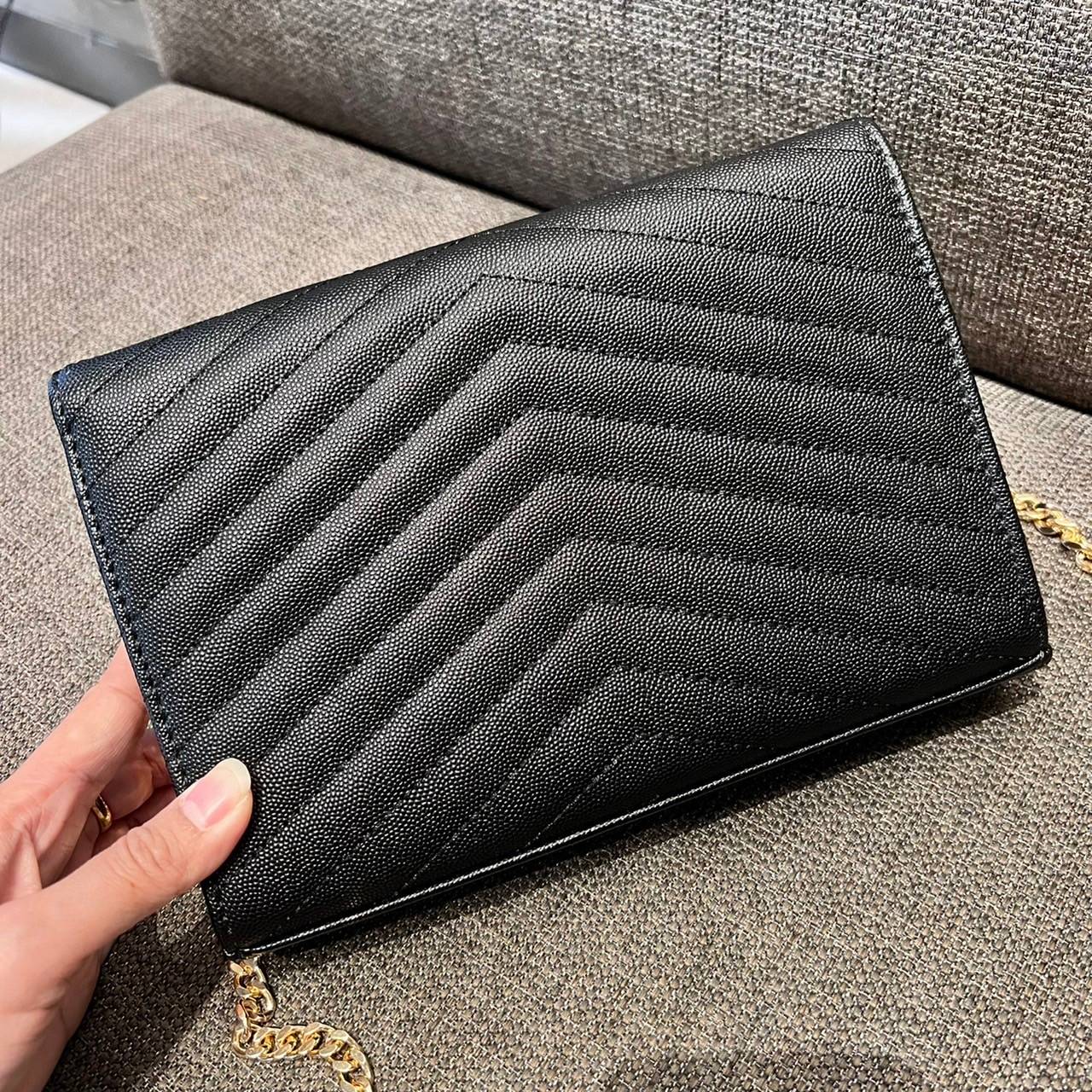 ไม่เคยผิดหวังจริงๆ!! กับรุ่นที่สาวๆรู้กัน Yves Saint laurent clutch bag with chain กระเป๋าสะพายทรง woc สุดฮอต ดีไซน์เรียบหรู โดดเด่นด้วยโลโก้ด้านหน้า เพิ่มดีเทลความผู้ดี วัสดุหนัง pepble ทนทาน ใช้งานง่ายเพียงแค่เปิด-ปิดด้วยกระดุมแม่เหล็ก ภายในแบ่งสัดส่วนไ