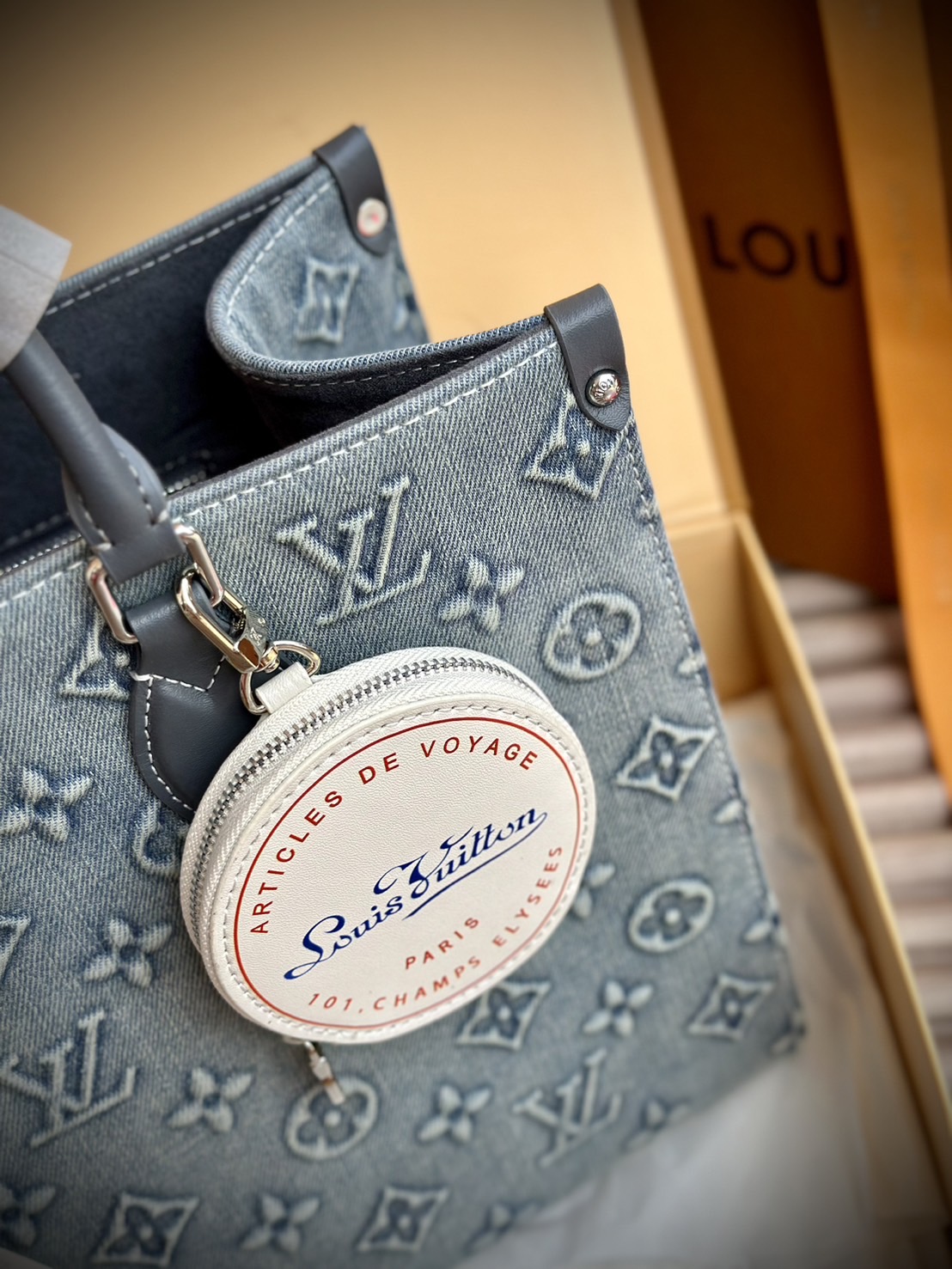 LV Onthego Denim Vintage Tote Bag กระเป๋าทรงโท้ทเดนิมสไตล์วินเทจ รุ่นใหม่ปั้มลายโมโนแกรมบนเดนิมสุดไอคอนิก ที่ใครเห็นต้องเป็นคลั่งรัก ผู้ดี หรูหราได้ทุกลุค ทุกสไตล์