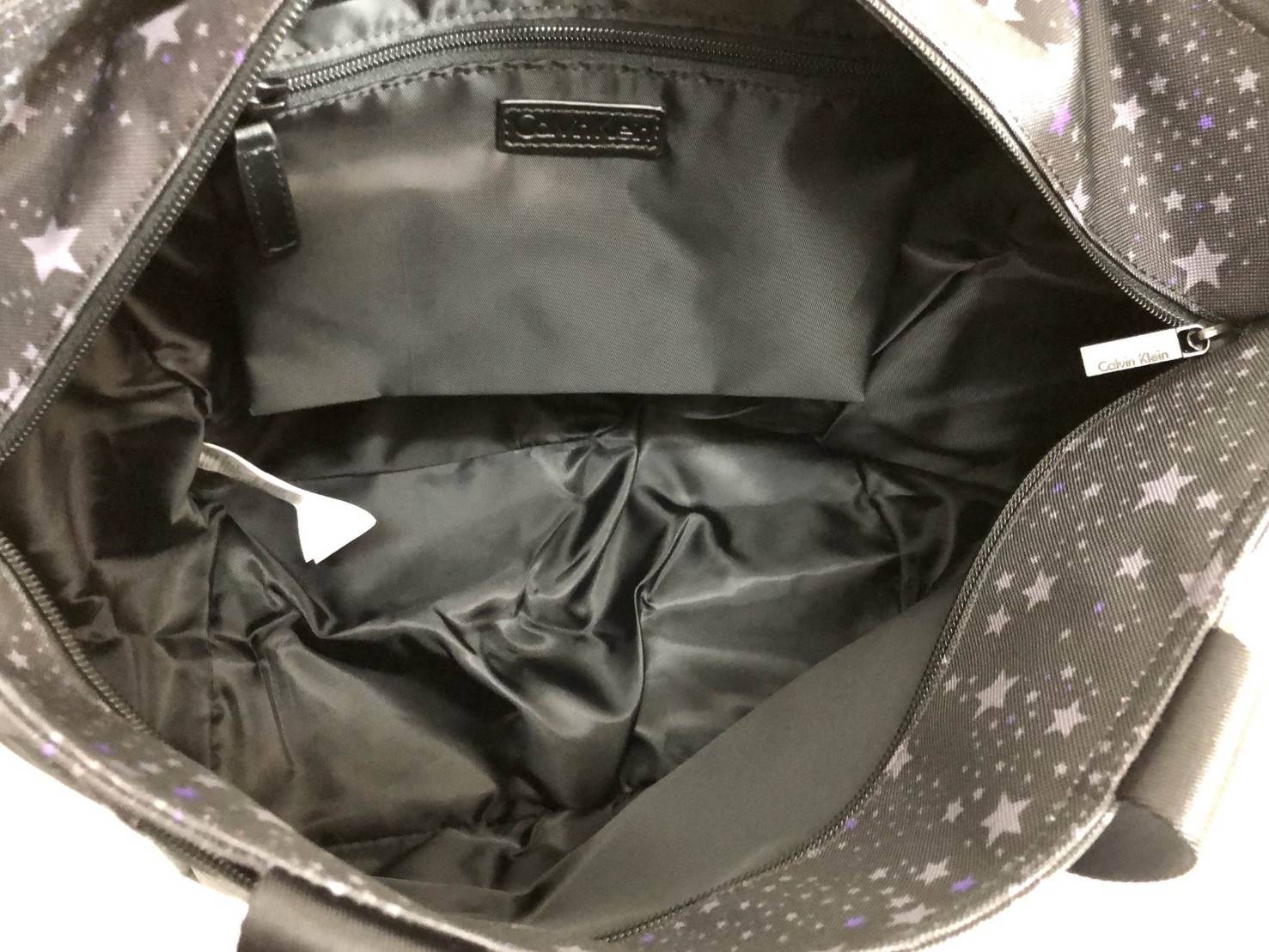 New Calvin Klein Medium Tote Bag พร้อมส่งสินค้ารุ่นหายากค่ะ กระเป๋าถือทรง tote วัสดุผ้าอย่างดี ด้านหน้าสกรีนโลโก้แบรนด์คมชัด มีช่องซิปยาว ช่องกว้างใส่ของจุ เปิดปิดกระเป๋าแบบซิป หัวซิปปั้มแบรนด์ ภายในกระเป๋าโล่งกว้างมากค่ะ มีช่องซิปให้อีกช่อง หูหิ้วกระเป๋า