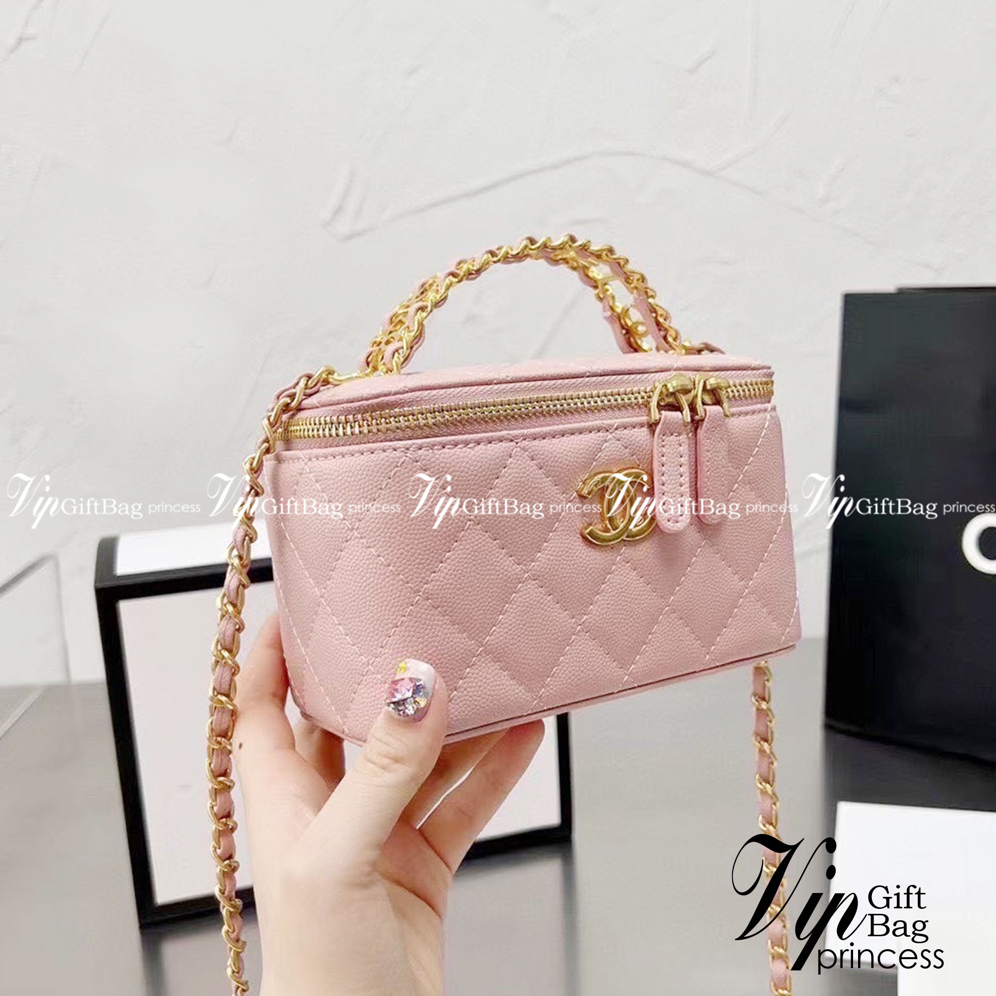 CHANEL VANITY Handle / Chanel vanity with chain and top handle กระเป๋าทรงกล่อง Vanity ซีซั่นใหม่ล่าสุด พร้อมกับหูจับอะไหล่ทอง แต่งโลโก้แบรนด์ สวยหรูมาก หนังฟูสวยใส่โทรศัพท์ได้สบายๆ เลยค่ะ มีช่องสำหรับใส่การ์ด ฮอตสุด น่ารักสุด กระเป๋าทรงกล่องใบเล็กน่ารัก ง