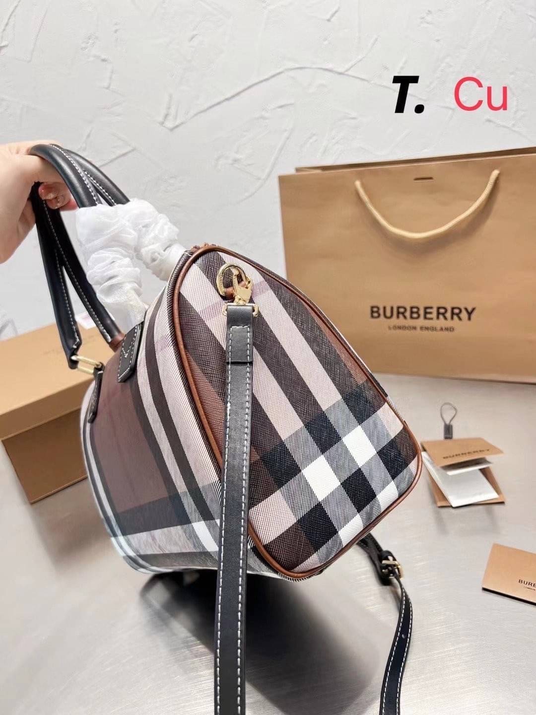 Burberry medium check bowling bag 12" / Burberry Coated fabric boston bag / BURBERRY FRAGRANCES VINTAGE BOWLING BAG กระเป๋าสะพายใบใหญ่ จุของได้เยอะ ลายวินเทจ โทนสีใช้งานง่าย Vintage Signature สวยหรูสุดคลาสสิค
