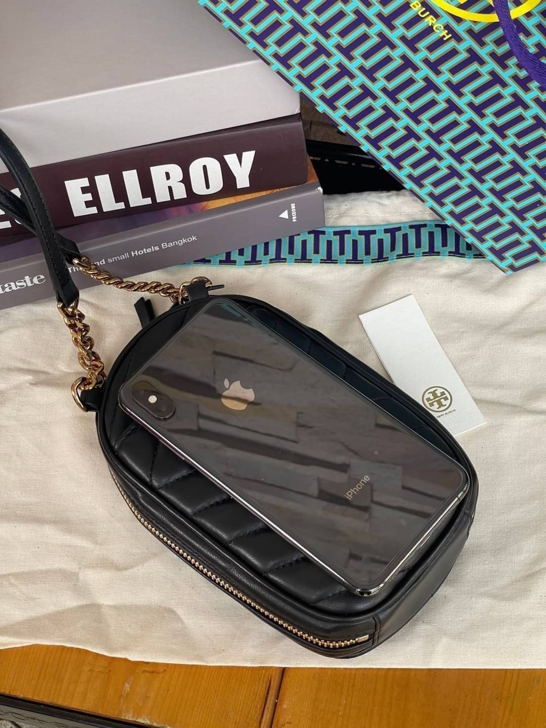OUTTLET 】Tory burch kira chevron n/s crossbody bag กระเป๋าสำหรับใส่มือถือหรือของจุกจิกต่างๆ ได้กลายมาเป็นแฟชั่นสุดร้อนแรงแห่งปี คอลเลคชั่นนี้ออกมาเพื่อเอาใจสาวๆโดยเฉพาะ สีสันสุภาพเพื่อให้แมทช์กับสีสันของเสื้อผ้า ได้ง่าย ภายในยังสามารถแบ่งสันปันส่วนไว้สำหร