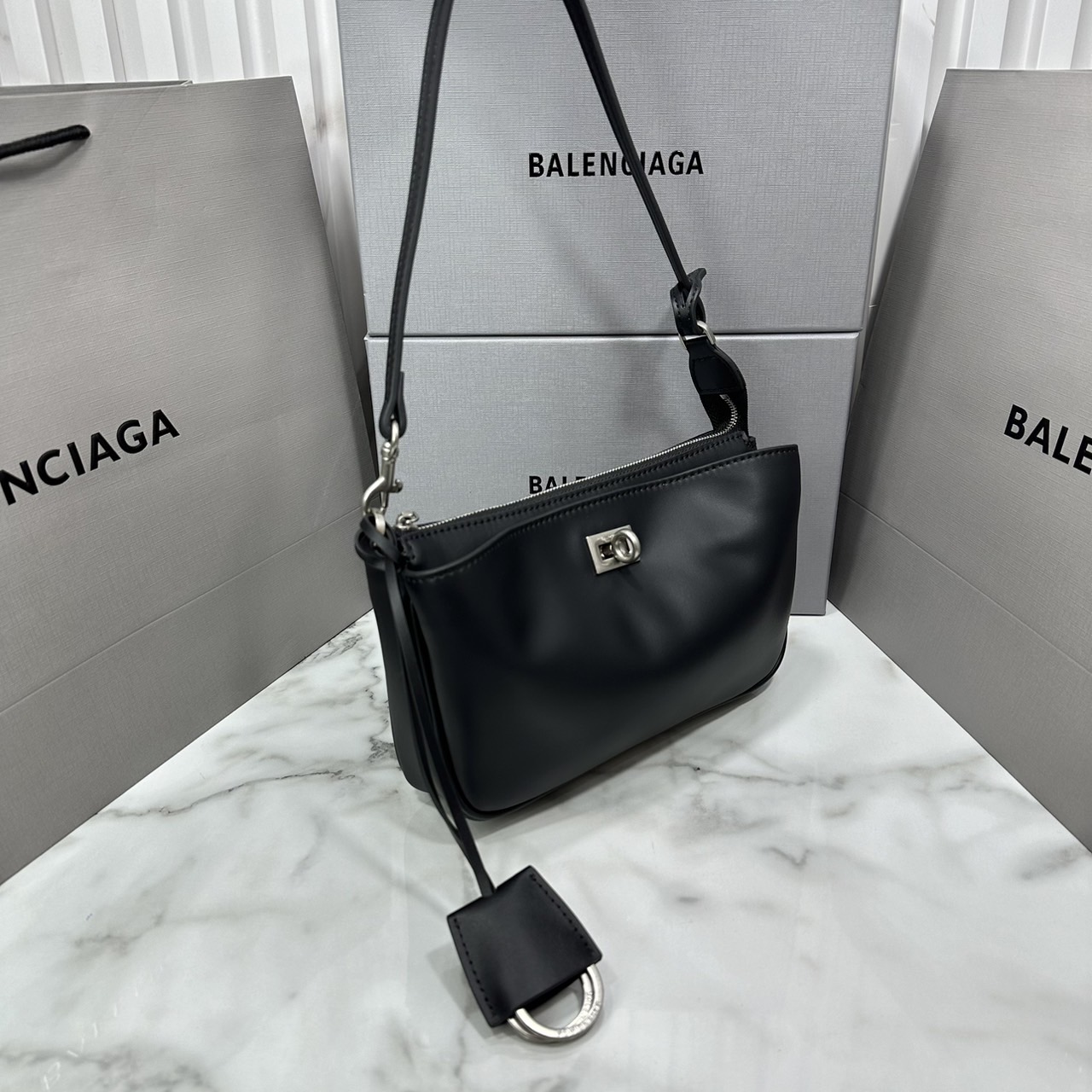 Balenciaga Rodeo Sling Pochette / Balenciaga shoulder leather bag 22cm กระเป๋าสะพายทรงพอชที่สุดของไฮแบรนด์สุดไอคอนิค ดีไซส์เรียบหรู สวยจับต้องได้ ถือหรือสะพายไหล่ได้เก๋มากๆ ถือออกงานก็ได้ลุคไฮแฟชั่นหรูๆ