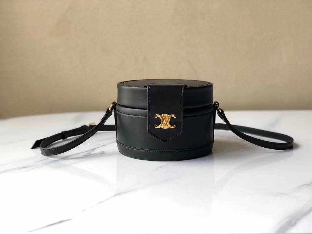 CELINE MEDIUM TAMBOUR IN SMOOTH CALFSKIN BAG กระเป๋าทรงกลมสวยหรูอยู่ทรงเปิดปิดด้วยฝาปิดกระดุมโลโก้แบรนด์ ภายในโล่ง