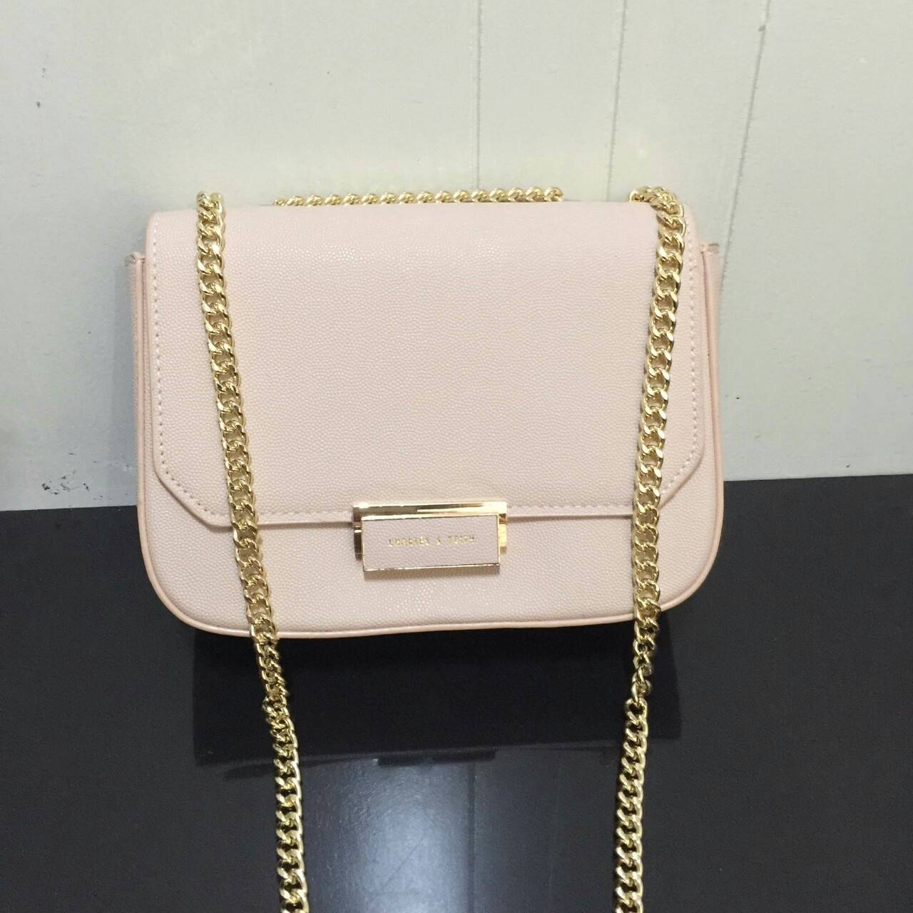 CHARLES & KEITH PUSH-LOCK CHAIN SLING BAG Best seller กระเป๋าอยู่ทรงสวย วัสดุลายคาร์เวียร์หนังสวยใช้ เปิดปิดด้วยตัวล็อค ด้านในมีช่องซิป 1 ช่อง จะสะพาย แบบสายโซ่คู่/เดี่ยวก็สวยน่ารักค่ะ