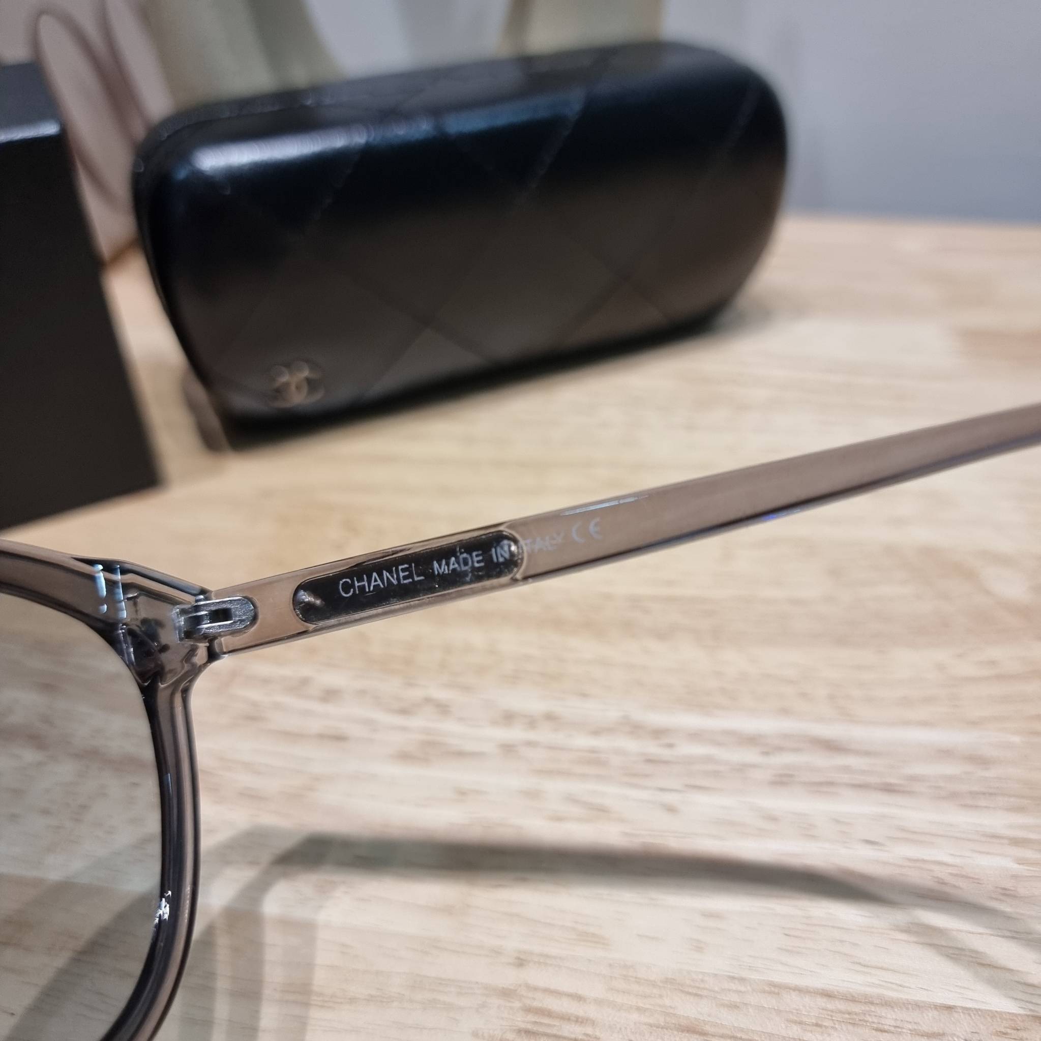 Chanel eye-glasses UV protection gift Box set สุดคุ้ม มาพร้อมอุปกรณ์ครบเซ็ท ดีไซน์ชิคมากแม่!! รับรองไม่ซ้ำใคร ใส่เสริมโหงวเฮ้ง ดูผู้ดี มีพกติดตัวไว้ไม่ตกเทรนด์ ใช้ได้ทุกโอกาส ทุกสถานการณ์ ใส่ที่บ้านถนอมสายตา