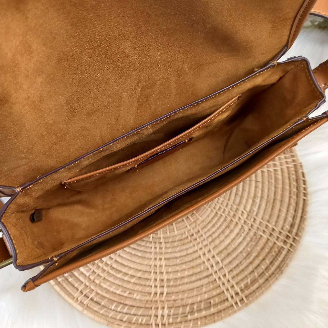 COACH STUDIO SHOULDER BAG IN SIGNATURE JACQUARD WITH PENGUIN MOTIF (C7935) กระเป๋าสะพาย ดีไซน์เฉียบ! สุดคลาสสิค ที่เป็นเอกลักษณ์เฉพาะตัว//วัสดุ JACQUARD พิมพ์ลาย SIGNATURE ผสมหนังแท้ รูปทรงสวย ดีเทลเรียบหรู เพิ่มดีไซน์โดดเด่น ด้วยการปักเย็บ รูปเพนกวินสุดน