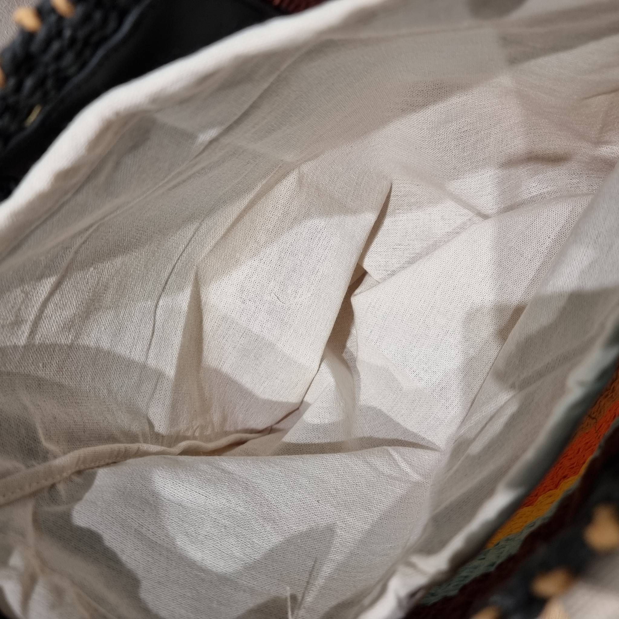 CHLOE LARGE WOODY BASKET Multicolor กระเป๋าสะพายสานทรงตะกร้า ยอดฮิตติดลมของแบรนด์ ด้วยวัสดุสังเคราห์จากธรรมชาติ สานทอเต็มใบออกมาเป็นลวดลายสวยงาม