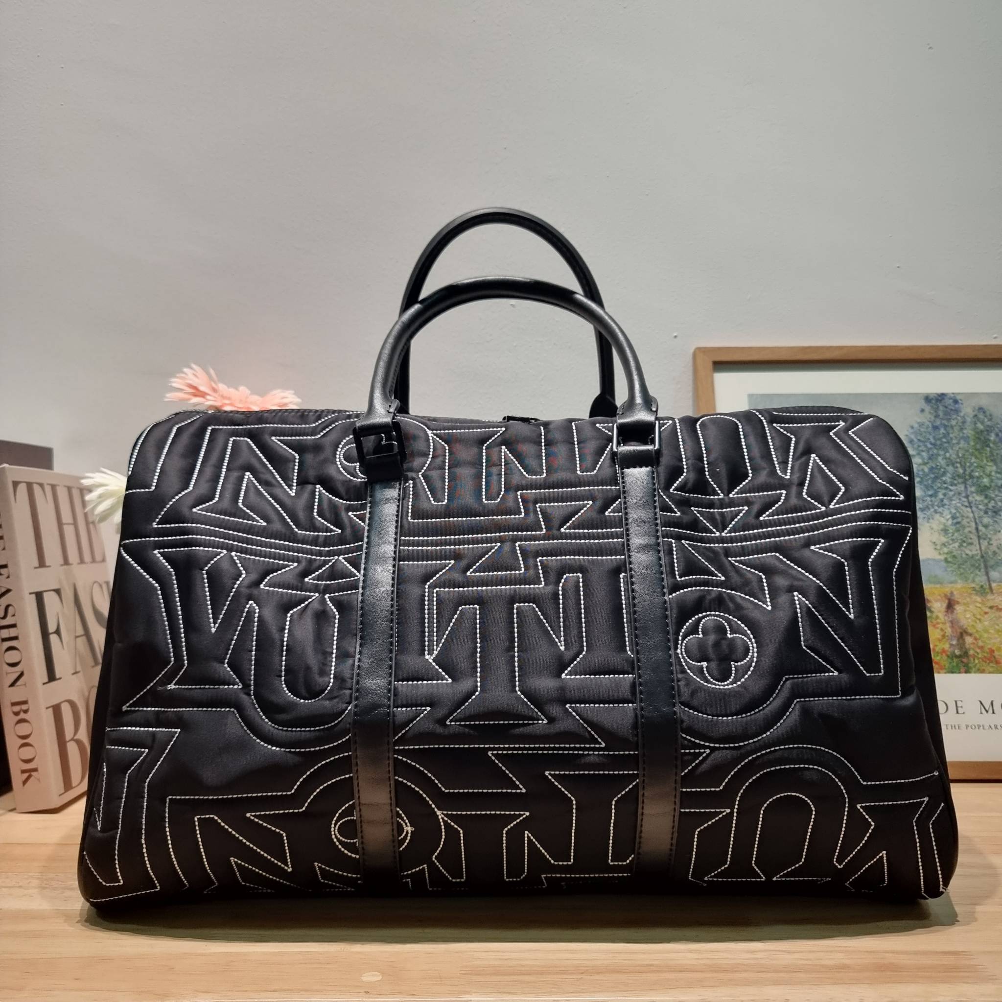 LV KEEPALL 50B SNOW BAG กระเป๋าเดินทางสุดคลาสสิค ประจำฤดูกาล Winter 2022 สไตล์สปอร์ต ทึ่ใครๆก็เฝ้ารอ ไอเท็มที่จะทำให้การเดินทางไม่ธรรมดาอีกต่อไป ด้วยดีเทลความเป็นเอกลักษณ์ เรียบแต่หรู ดีไซน์ลายปักความเป็นเอกลักษณ์ผสาน ลวดลายโมโนแกรมฟลาวเวอร์ ลงบนผ้าไนลอนร