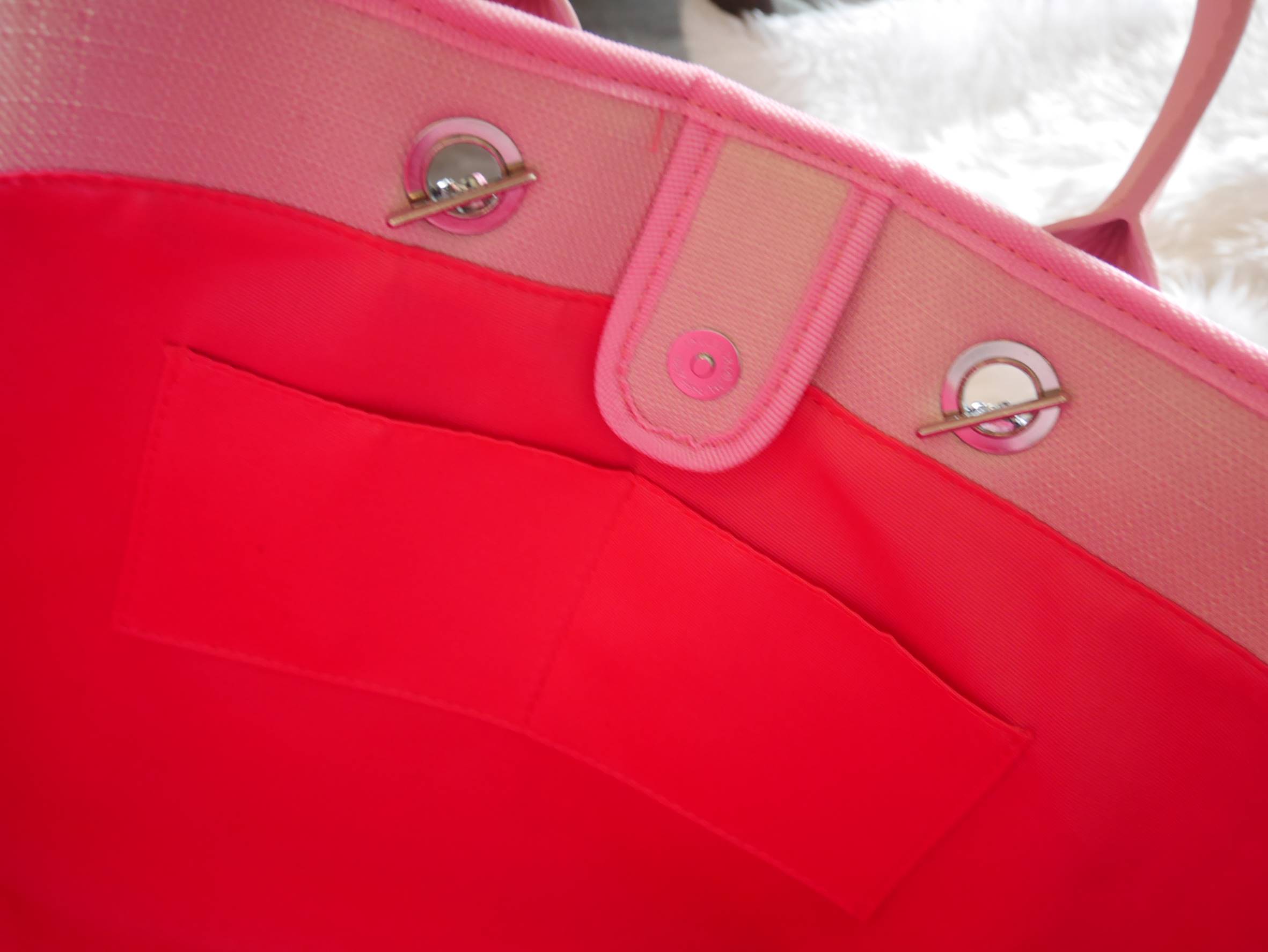 How Cute! 🎄🎄 รุ่นใหม่ล่าสุด!! ที่สาวๆรอคอย Chanel tote canvas bag จากงานพรีเมี่ยม VIP GIFT รุ่นดังเลยค้า Size ใหญ่อลัง บอกเลยว่า **งานดีที่สุด ตัวกระเป๋า กระเป๋าผ้าเป็นผ้า canvas เนื้อดีสมราคา สัมผัส นุ่มลื่นมือมากกกก อะไหล่เงินปั้มแบรนด์แ