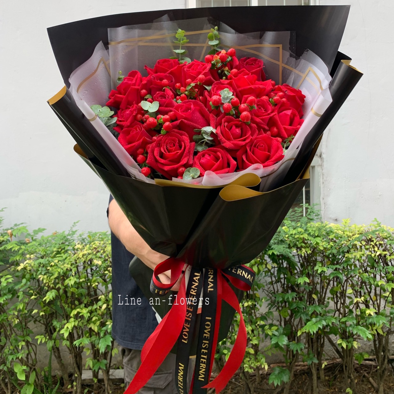 ช่อดอกกุหลาบแดงแซมมิกกี้เมาส์แดง