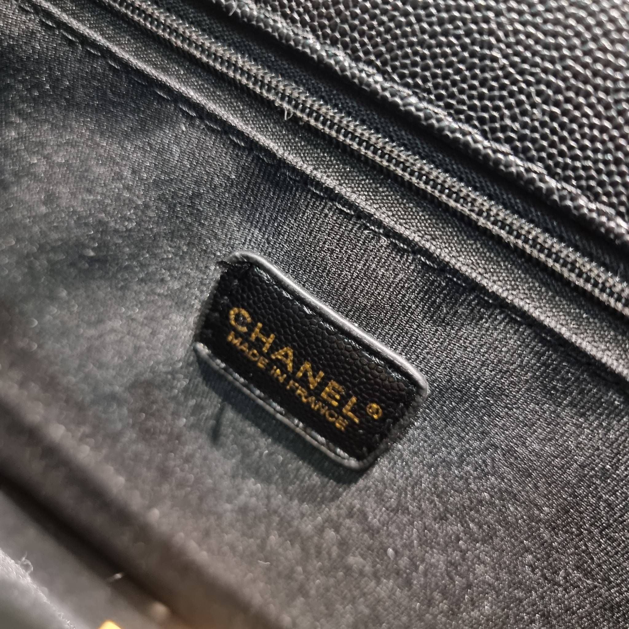 Chanel 22k backpack ที่สุดของไอเท็มที่ตัวแม่ยังต้องมี กับกระเป๋าสะพายทรงเป้ ดีไซน์สุดชิค รูปทรงสวยเป็นเอกลักษณ์ ใบใหญ่จุของคุ้ม สะพายออกทริปไปเที่ยวได้สบายๆ วัสดุหนังลายคาเวียร์ ผิวสัมผัสดี