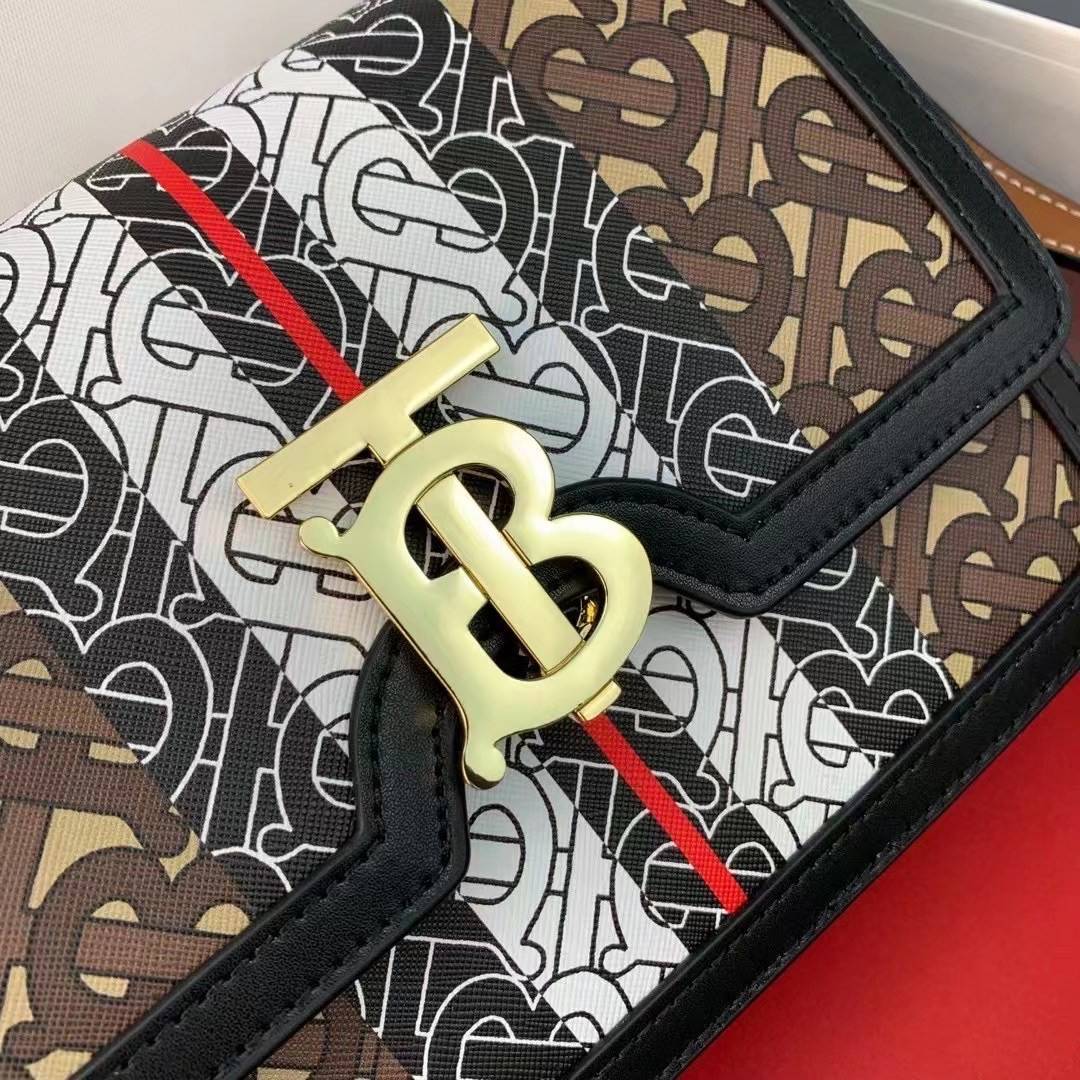 VIP หนังแท้ 】BURBERRY Brown TB-Print Canvas and Leather Crossbody Bag กระเป๋าสะพายวัสดุหนังแท้ ขึ้นลายแบรนด์โมโนเเกรมคอลเลคชั่นใหม่ทรงเหลี่ยมสวยหรูดูดี เปิดปิดด้วยฝาปิดสัญลักษณ์รูปตัวB ภายในมีช่องแบ่งเป็นสัดส่วนสามารถใส่มือถือ iphone เงิน ของจุกจิกได้ หัว