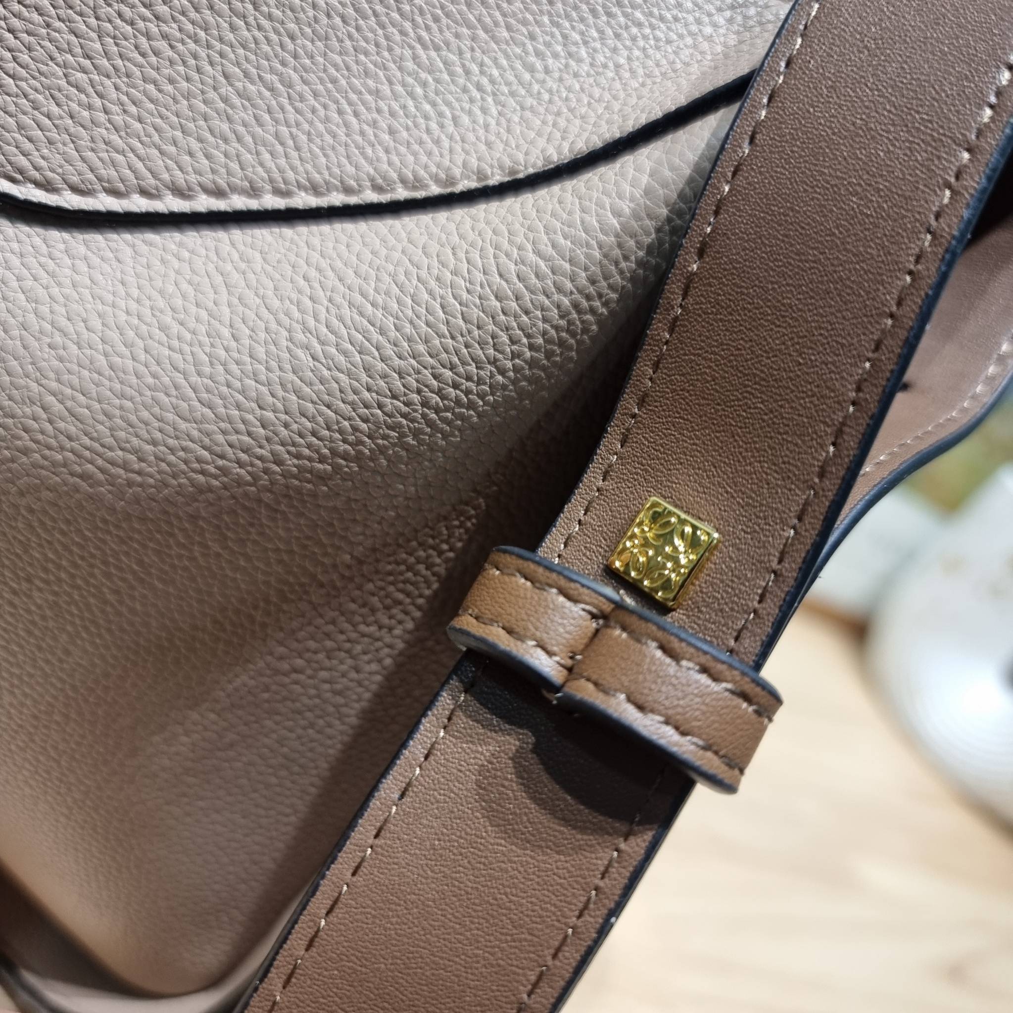 LOEWE SMALL HAMMOCK IN SAND GRAINED LEATHER คอลสุดฮิต ไอเท็มยอดนิยม ที่ใครๆก็ใช้กัน!! กระเป๋าสะพายดีไซน์สุดแซ่บ ที่สามารถปรับเปลี่ยนรูปทรงได้หลากหลาย