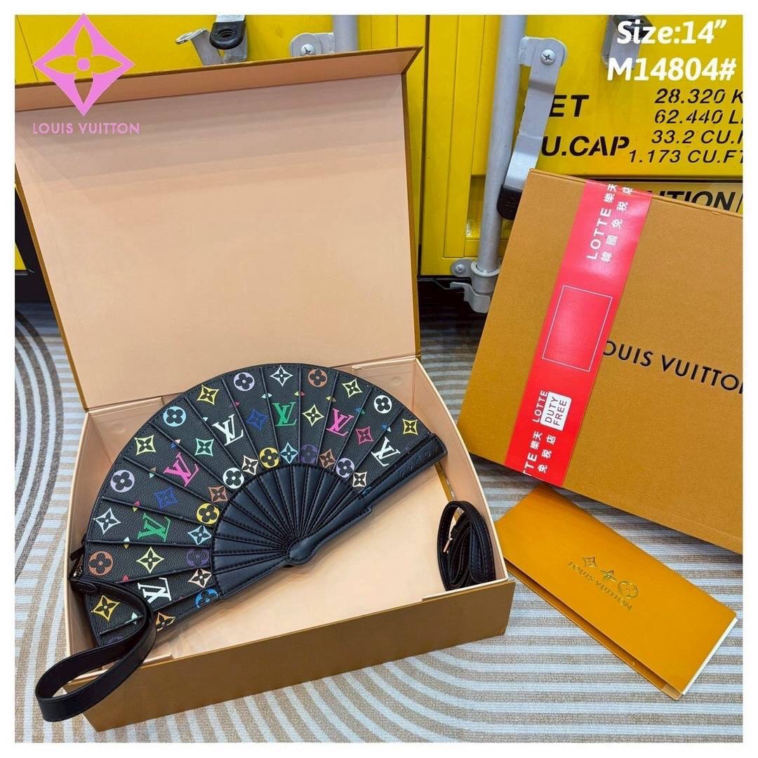 LV Fan Clutch Bag Monogram Flower กระเป๋าทรงคลัชรูปทรงคล้ายพัดพับได้ ดีไซน์น่ารักสดใส ใหม่ล่าสุด โดดเด่นไม่เหมือนใคร