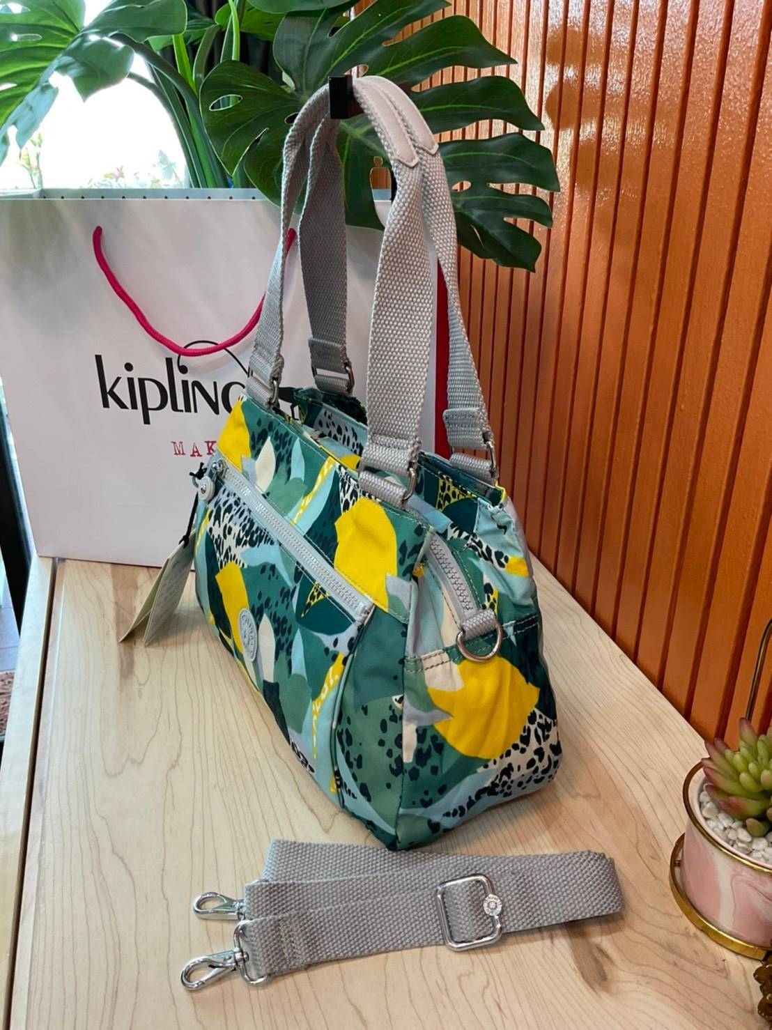 Kipling Damen Orelie Henkeltasche รุ่น K15257 กระเป๋าถือ/สะพาย Crossbody ขนาดกำลังดี หูกระเป๋ายาวสามารถคล้องบ่าได้ วัสดุpolymode100% ผ้ากันน้ำ กระเป๋ามีน้ำหนักเบา มีช่องซิป ด้านหน้า และ ด้านหลัง ภายในแบ่งเป็น 3 ช่องหลักใช้งาน ช่องซิปกลางแยกเป็นสัดส่วน จุข