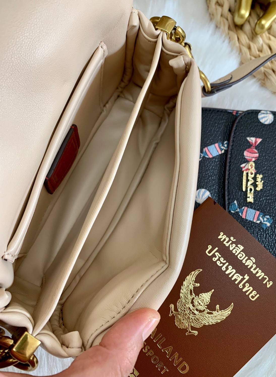 รุ่นใหม่ล่าสุด ได้ไปไม่ผิดหวังแน่นอนจ้าา😁COACH PILLOW TABBY SHOULDER BAG 18 ((C3880)) พร้อมส่งที่ไทย คุณภาพเกินราคา! กระเป๋าหิ้ว//สะพายแบบครอสบอดี้ร์ 🔺หนัง nappa หนานิ่ม นุ่มมากๆ รุ่นใหม่ล่าสุดค่ะ! พร้อมโลโก้รุ่นใหม่ด้วยเช่นกัน เพิ่มความหร