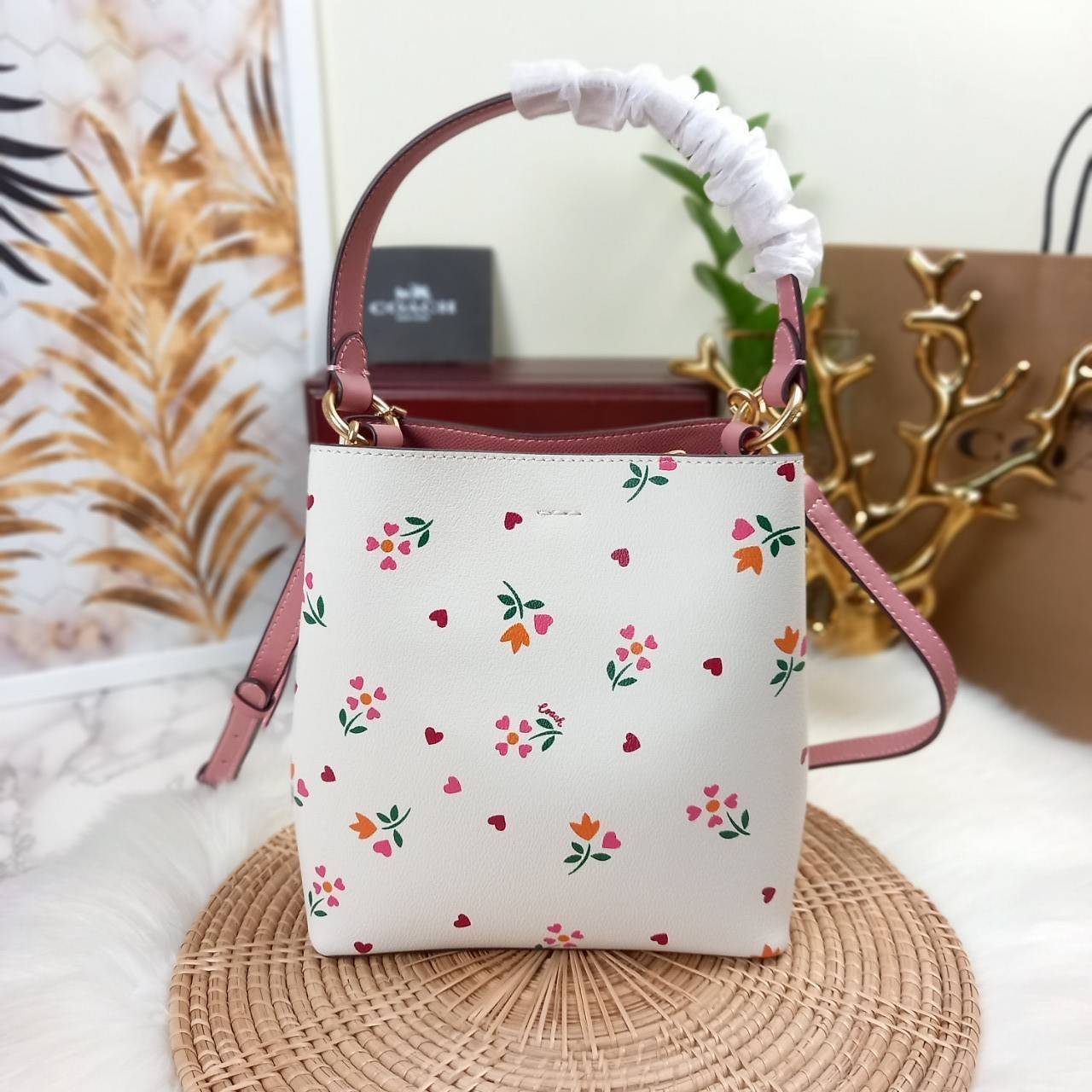 COACH SMALL TOWN BUCKET BAG WITH HEART PETAL PRINT(C7975//C7976)🌺💞กระเป๋าถือ กระเป๋าสะพาย ทรงฮิตยอดนิยมตลอดกาล>>ปริ้นลายดอกไม้รูปหัวใจมินิ น่ารักเกินเบอร์มาก🥰 ไม่ว่าจะออกมาคอลเลคชั่นไหนๆ ก็ครองใจสาวๆไปได้ทุกรุ่น/ วัสดุหนังแคน