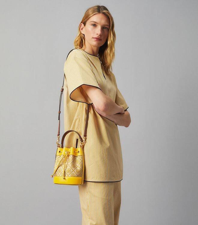 ของแท้ 💯% 】Tory Burch Monogram Jacquard Mini Bucket Bag กระเป๋าถือหรือสะพายไหล่ วัสดุผ้า Canvas โลโก้ Jacquard ทรงถัง ตั้งอยู่ทรง กระเป๋าปักลายแบรนด์ สวยหรู