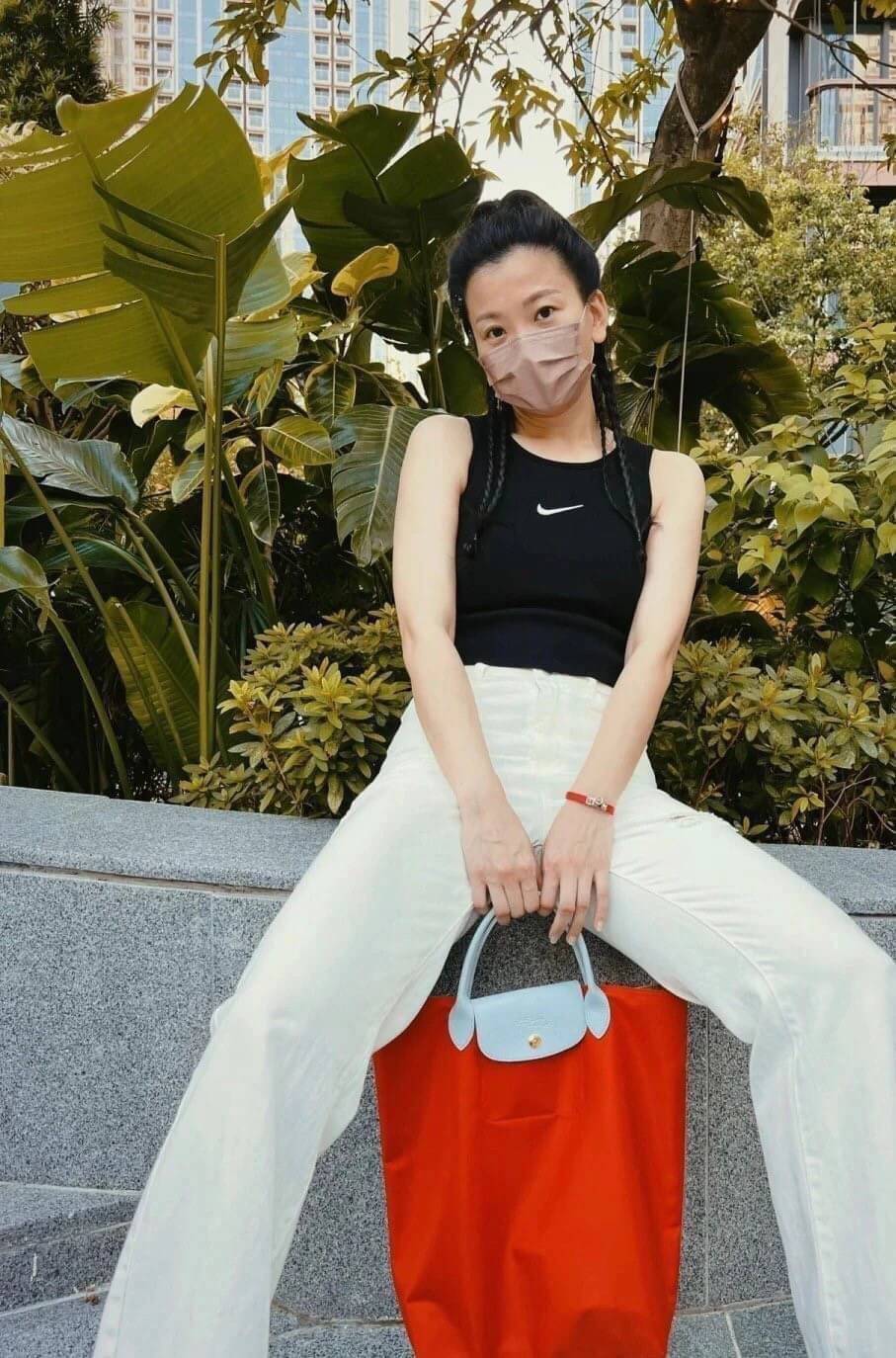 LONGCHAMP LE PLIAGE RE-PLAY TOP HANDLE BAG สินค้ารุ่นลิมิเต็ด collection สุดปัง ซื้อใบเดียวเหมือนได้2 ใบ กระเป๋าสะพายแนวตั้งที่กว้างขวาง มีเอกลักษณ์เฉพาะตัวแต่มีดีไซน์ที่น่าดึงดูด