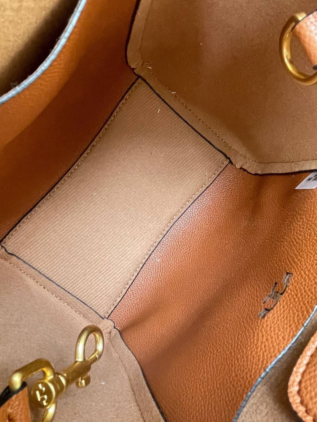 TORY BURCH McGraw Small Bucket Bag ดีไซน์ทรงตะกร้าแสนน่ารัก ดีเทลสะดุดตา รูปทรงจดจำง่าย สาว ๆ คนไหนที่เบื่อกระเป๋าถือทรงเดิม ๆ ลองมาดู Collection นี้กันดีกว่าค่ะ