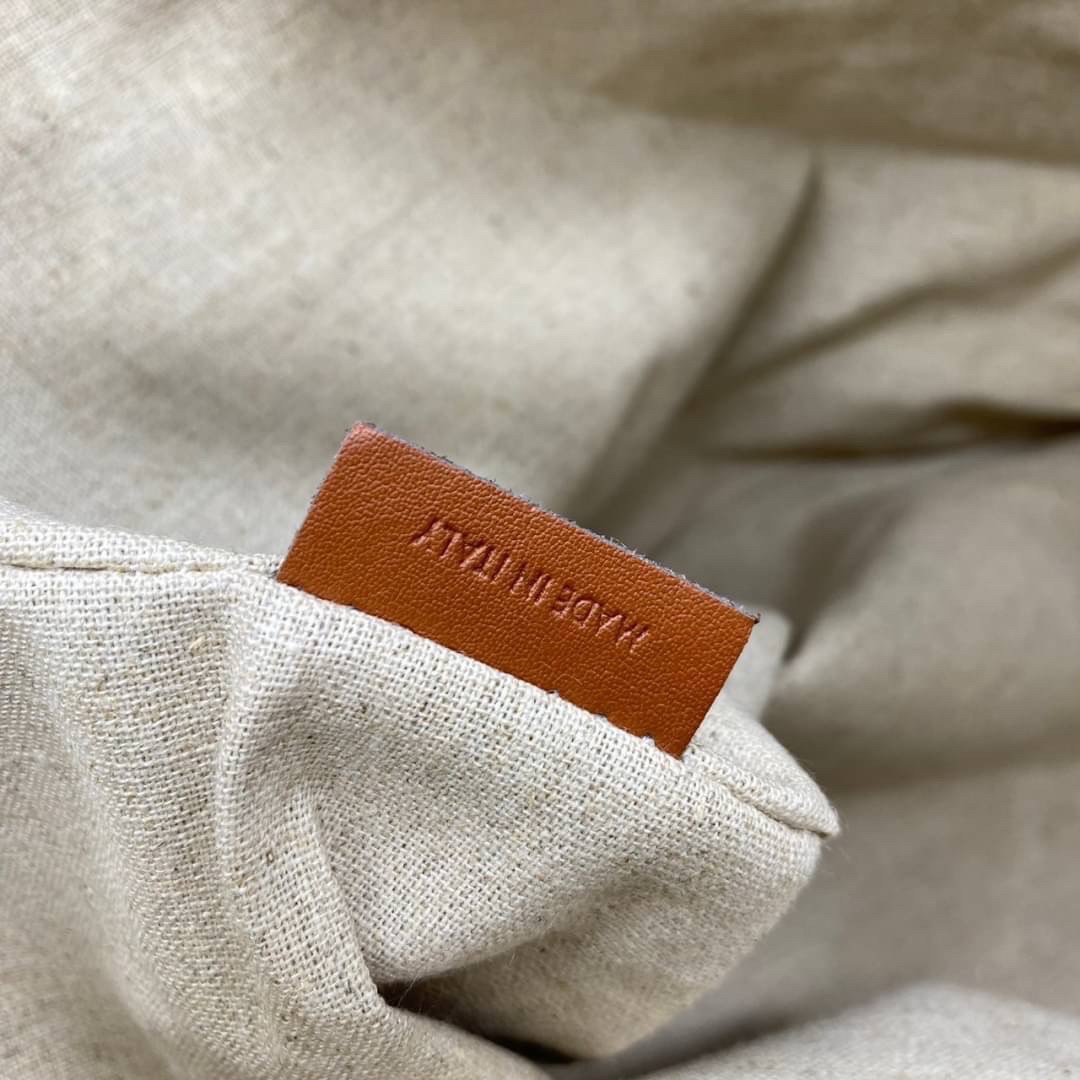 CELINE TEXTILE BUCKET BAG / CELINE TEEN BUCKET in STRIPED TEXTILE WITH JACQUARD ดีไซน์ทรง Bucket ใบใหญ่กำลังดี มาพร้อม Clutch ใบเล็กเข้าชุด เนื้อหนาแข็งแรง ภายในกว้างและจุใส่สัมภาระได้เยอะจุใจ อะไหล่แบรนด์สีทองสุดหรู