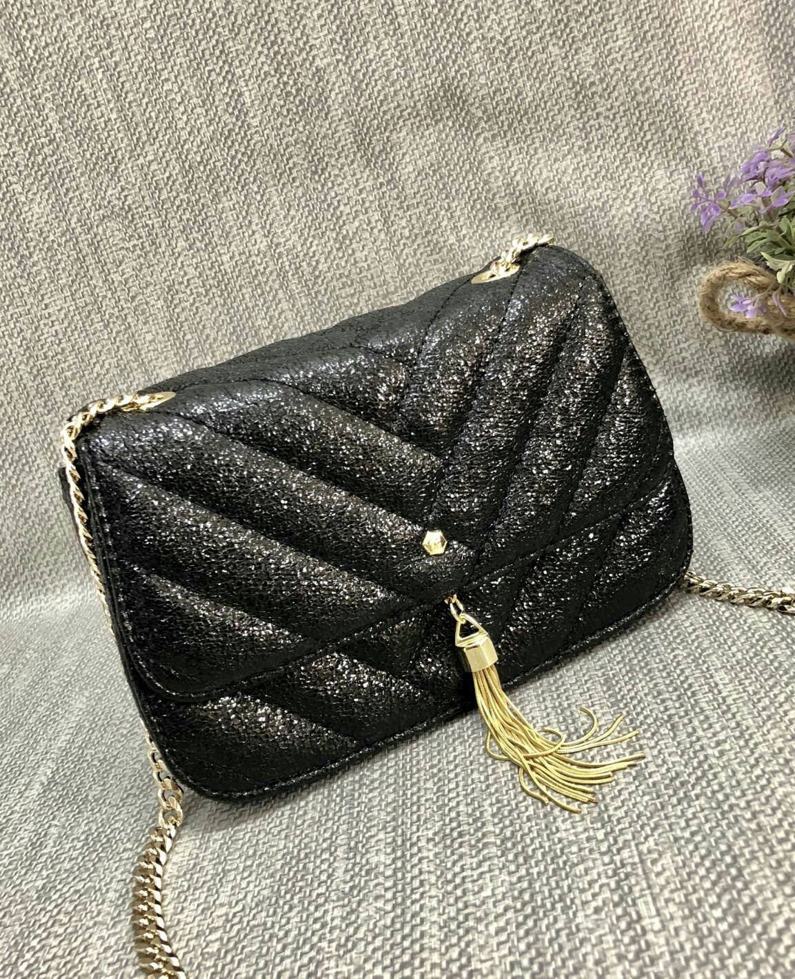 CHARLES & KEITH TASSEL DETAIL SHOULDER BAG กระเป๋าสะพายข้าง ทรงน่ารัก ด้านหน้ามีพู่ห้อย เปิดปิดกระเป๋าแบบแม่เหล็ก ด้านในโล่ง มีช่องซิป 1 ช่อง และช่องใส่บัตรได้ 3 ช่องค่ะ สายสะพายโซ่สีทองหรูหราค่ะ