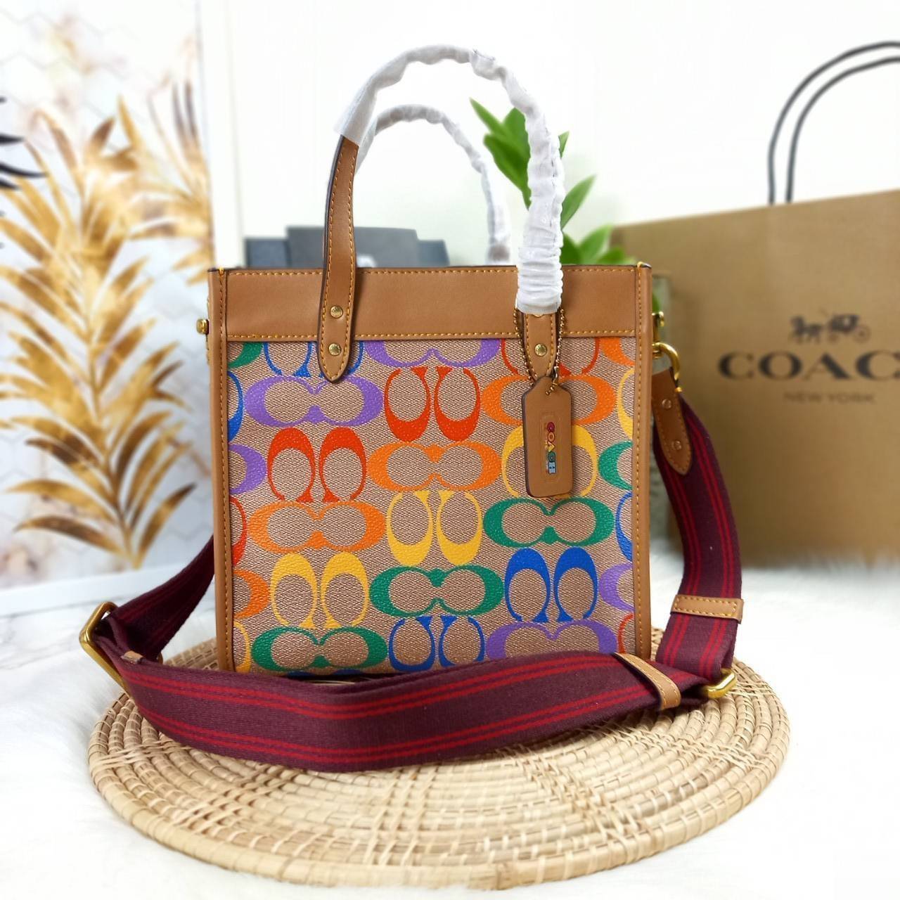 OUTLET 】COACH FIELD TOTE 22 IN RAINBOW SIGNATURE CANVAS(COACH C5142) ความสดใส พร้อมแจ้งเกิด สวยทุกฤดูกาลมากจริงๆ🌺 คอลเลคชั่น ที่ไม่ต้องพูดเยอะ//กระเป๋าทรงTOTE // ว้สดุหนังแคนวาส เก็บดีเทลด้วยหนังแท้ สวยเนียบ ด้วยลาย C signature สีรุ้ง🌈 มีส
