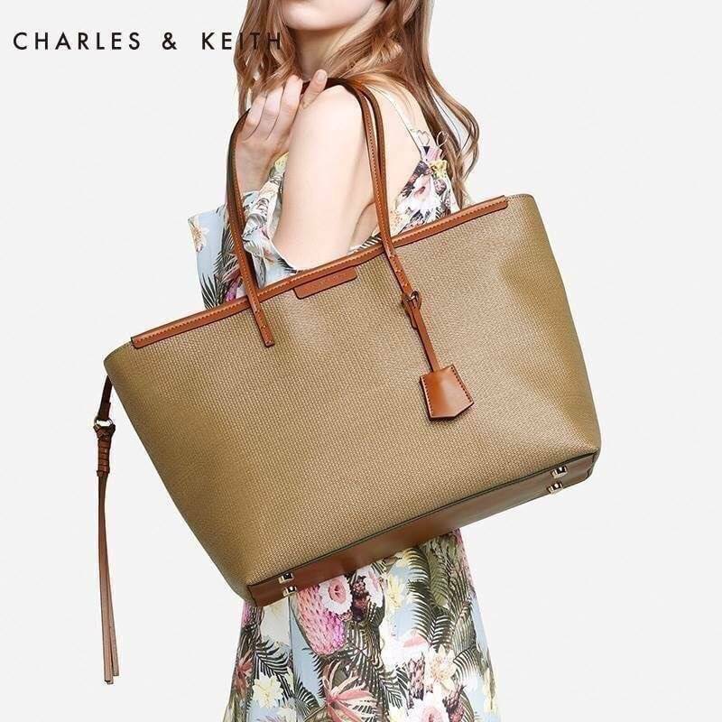 Best Seller!!! Charles & Keith Black Textured Tote Bag กระเป๋าสะพายทรง Shopping ใบใหญ่จุใจวัสดุ Polyester Textured สานรอบใบตัดด้วยหนังเรียบอยู่ทรง กันน้ำ น้ำหนักเบา ด้านหน้ามีโลโก้พร้อมTAG พวงกุญแจห้อยที่หูหิ้ว เปิดปิดด้วยซิปพู่หนัง ภายในกว้างและจุ มีช่อง