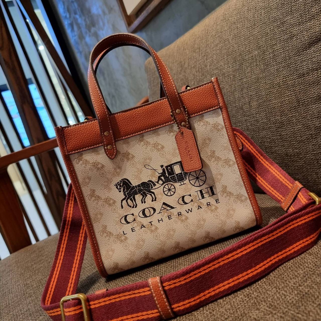 COACH C8456 FIELD TOTE 22 WITH HORSE AND CARRIAGE PRINT AND CARRIAGE BADGE คอลเลคชั่นสุดคลาสสิค ต้อนรับซัมเมอร์ ทั้งสดใสและร้อนแรง สวยหรูดูแพงในไอเท็มเดียว กระเป๋าทรงโท้ท ไซส์กำลังสวย น่ารักน่าใช้ ฟังก์ชั่นการใช้งานสะดวกที่สุด มีทั้งสายคล้องแขนในตัว และสา