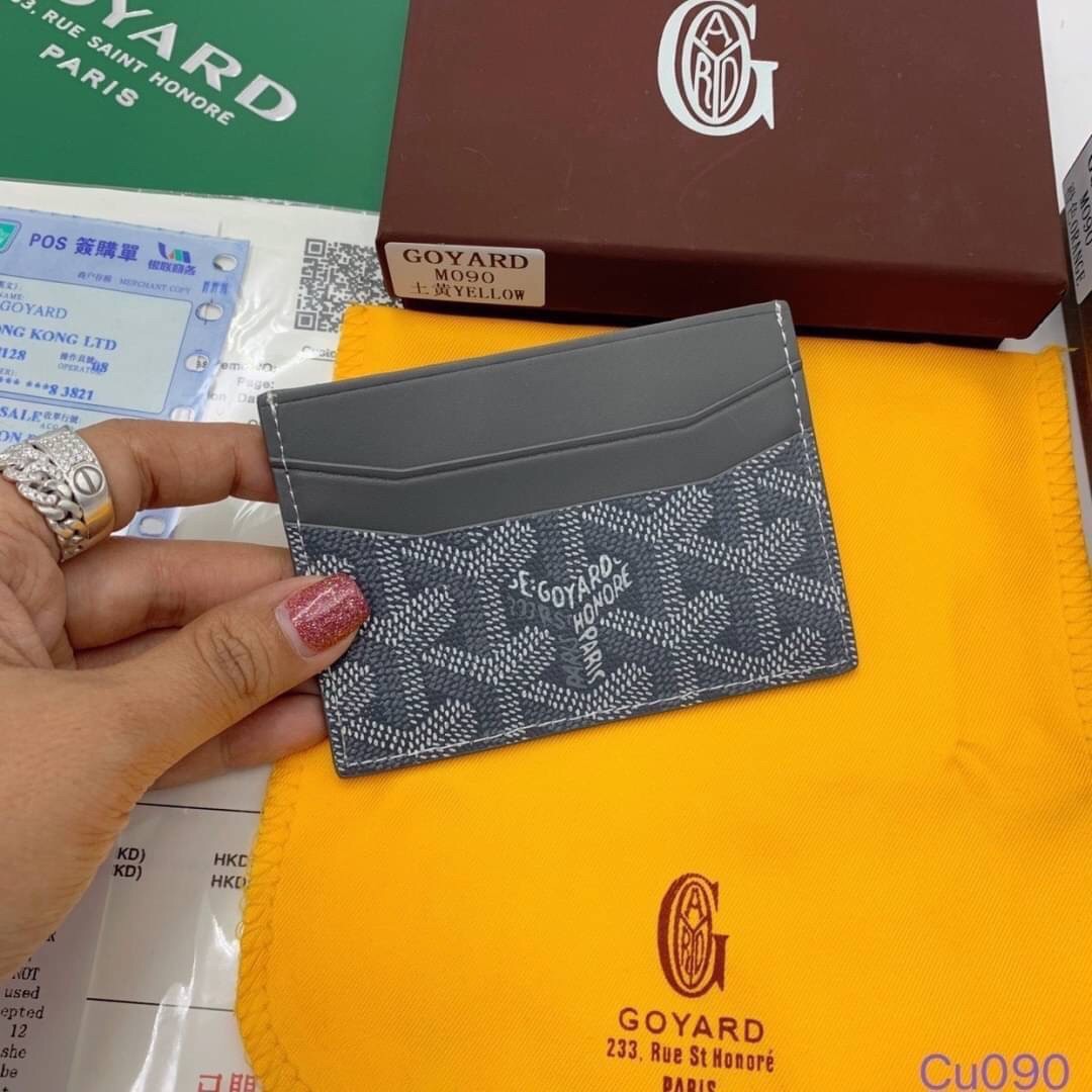GOYARD Card Holder กระเป๋าใส่การ์ดรุ่นแบน ใช้ง่าย ใส่บัตรได้เยอะ (ใส่ซ้อนกันเลยจ้า) ด้านบนใส่แบงค์พับครึ่งได้นะคะ ดีมาก ผู้ชายก็ชอบ ผู้หญิงก็ชอบ