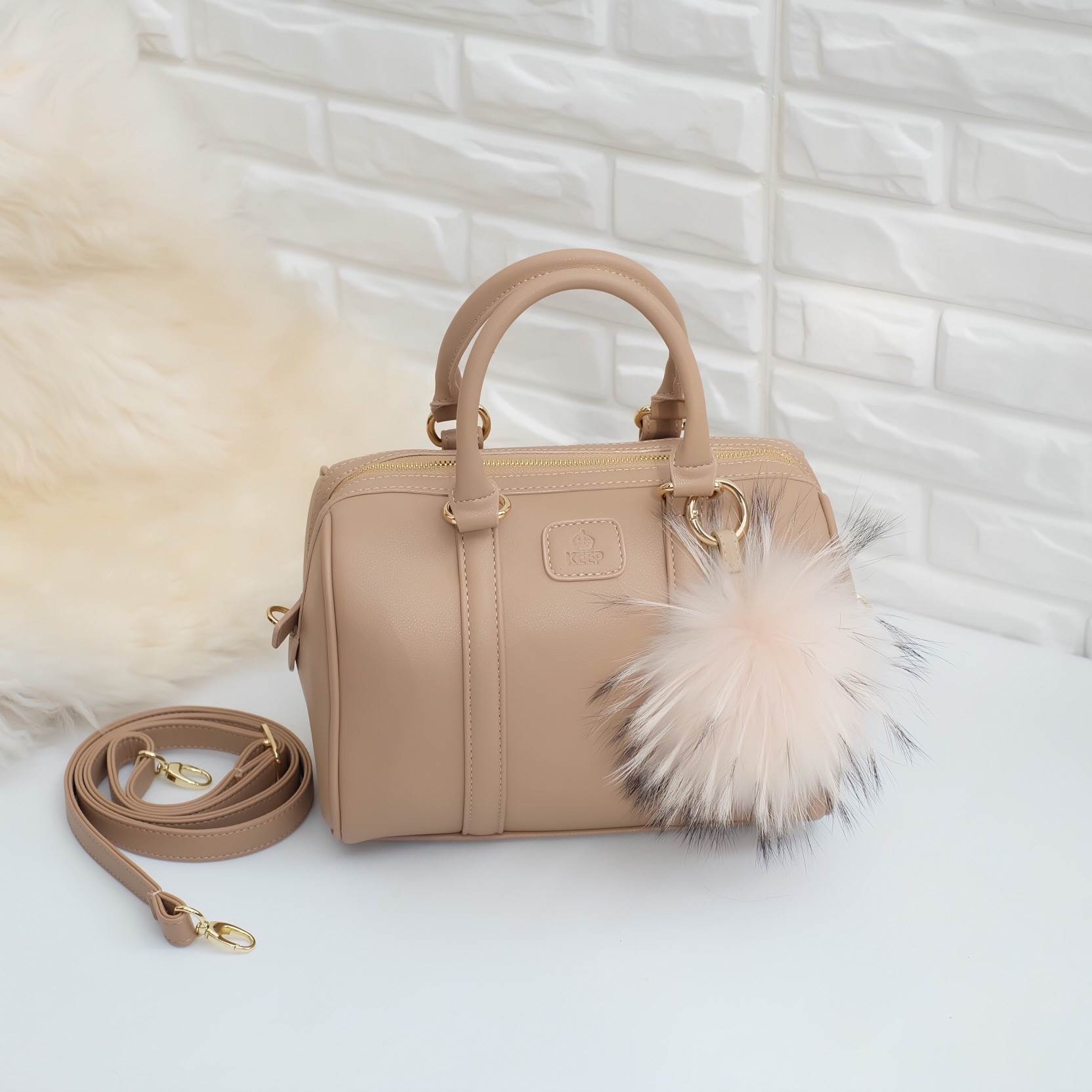 รุ่นขายดีที่สุด !! สีใหม่มาเพิ่มค่า 😘🙏🏻 👜ดีเทลกระเป๋า 🌵สินค้าขายดี ขนาด มินิ สวยมากคะ >> รุ่น KEEP leather Pillow bag สวย น่ารัก ขนาดตอบทุกโจทย์การใช้งาน เห็นแล้ว หลงรักเลยคะ ตัวกระเป๋าขนาดกำลังดี จุของคุ้ม หน