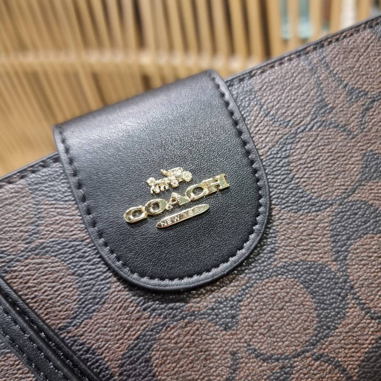 พร้อมส่ง 7 สี COACH C2874 TECH WALLET IN COLORBLOCK SIGNATURE CANVAS จัดให้สีใหม่ก่อนใคร!! ดีไซน์ใหม่ คอลเลคชั่นสวยหรู กระเป๋าสตางค์พร้อมสายคล้องมือ ง่ายต่อชีวิตมากจ้า!! มันดีอะไรเบอร์นี้ ใส่ได้ทั้งบัตร และโทรศัพท์ก็ใส่ได้ทุกรุ่น แถมยังมีช่องซิปแยกไปอีก ช