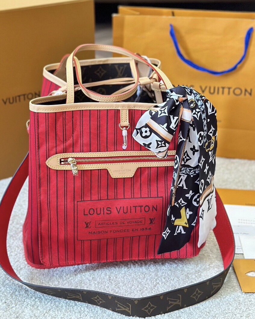 LV Neverfull Bandoulière Inside Out MM กระเป๋าทรงโท้ทรุ่นใหม่ล่าสุด ใช้ได้ 2 ด้าน ภายในสีสดใสมีชีวิตชีวา เป็นการรังสรรค์สุดท้าทายครั้งใหม่ของกระเป๋ารุ่นไอคอนิกจากหลุยส์ ที่สุดของความหรูหรา