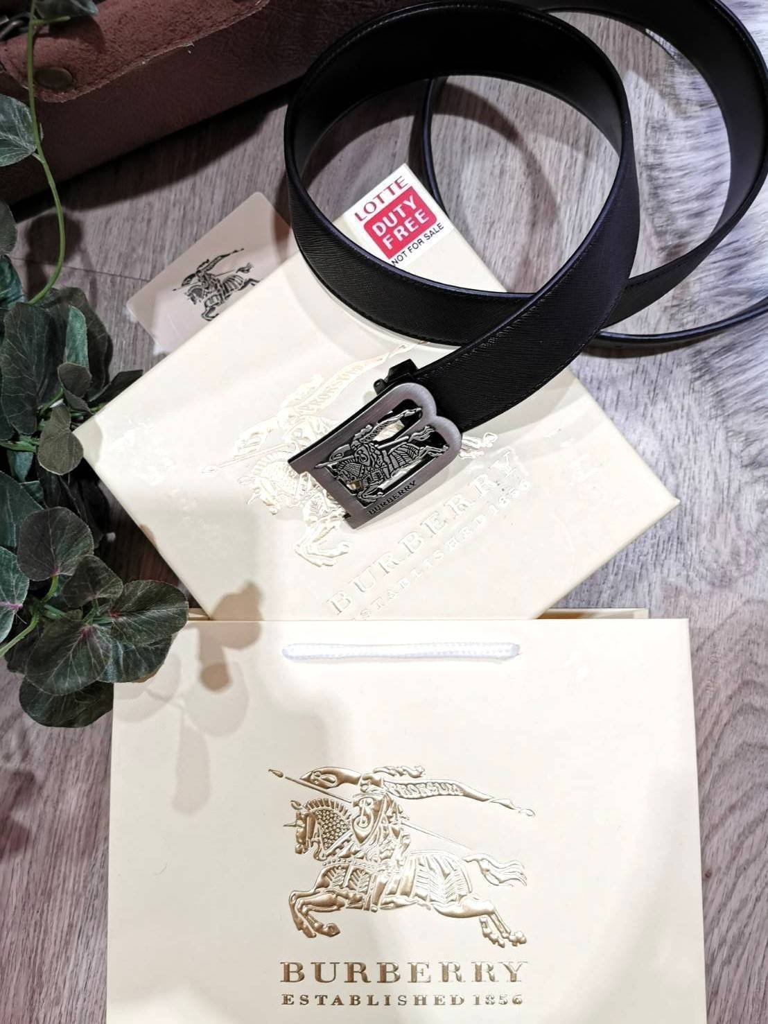 Burberry Leather Belt VIP Gift With Purchase (GWP) เข็มขัดหนังแท้ดีไซน์สวยหรูคลาสสิคพรีเมี่ยมกิ๊ฟ Limited Edition จาก Burberry DutyFree Counter โดดเด่นที่หัวเข็มขัดโลโก้แบรนด์พร้อมสายเข็มขัดหนังแท้ Saffiano สีดำสุดคลาสสิคเอ้าได้กับทุกชุดไม่มีเอ้าท์ ใน Ori