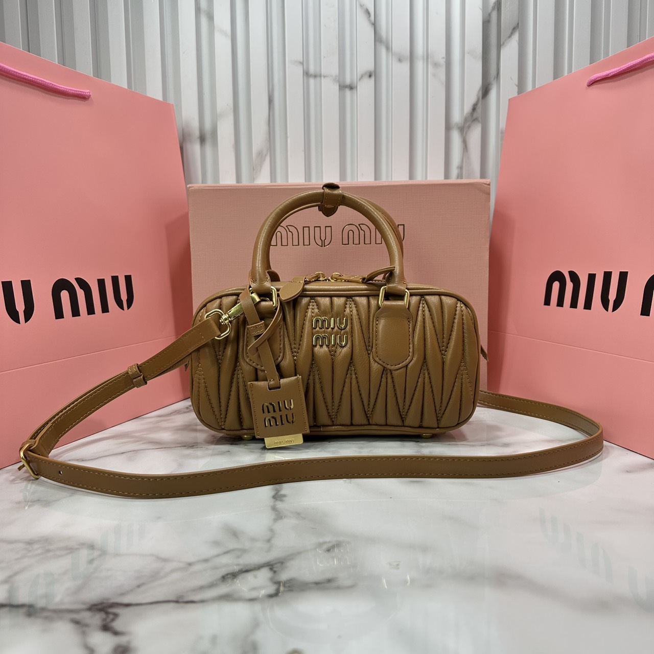 ORI หนังแท้ | MIU MIU Arcadie matelassé nappa leather bag Small 22cm กระเป๋าสะพายทรงโฮโบลุคลูกคุณหรูหราด้วยดีไซน์จับจีบนูนลวดลายสามมิติซับซ้อนเป็นเอกลักษณ์ น่ารักๆเก๋ๆ สวยดูแพง หูจับในตัวง่ายและสะดวกพกพา