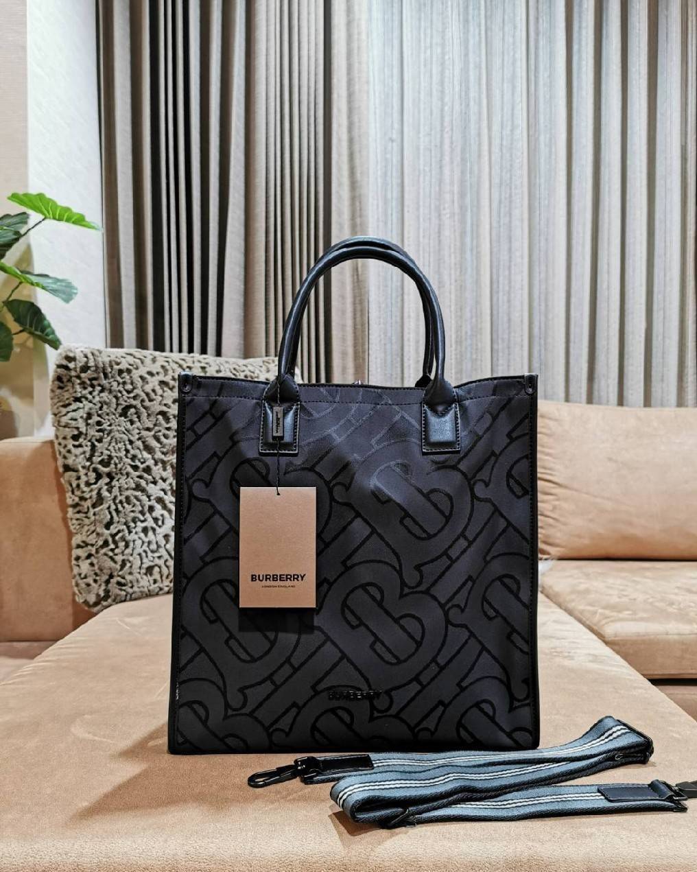 VIP 】ห้ามพลาด! พร้อมส่ง Rare Items! NEW ARRIVAL! BURBERRY FRAGRANCES MONOGRAM TOTE BAG VIP GIFT WITH PURCHASE (GWP) Limited Edition จาก BURBERRY PURFUME COUNTER วัสดุหนังแท้และ POLYAMIDE ขึ้นลาย TB Monogram ประดับโลโก้ด้านหน้า ใบใหญ่จุใจ ใส่หนังสือ เอกสาร