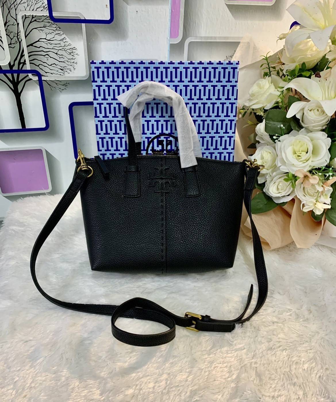 Tory Burch McGraw Mini Top Zip Satchel กระเป๋าสะพายทรงสวย ขนาดกำลังดี หูจับถนัดมือ วัสดุหนังแกะสังเคราะห์หนังสวยเงาขึ้นรูป ประดับโลโก้แบรนด์ด้วยหนังที่ด้านหน้า จะสะพายข้างหรือcrossbody ได้หมด แมทกับชุดได้ง่าย น้ำหนักเบาค่ะ มาพร้อมสายสะพายยาวปรับระดับได้ ถ