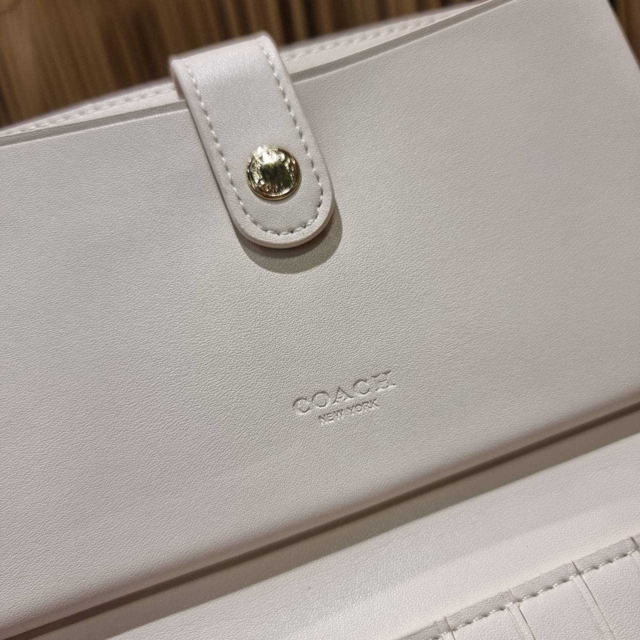 พร้อมส่ง 7 สี COACH C2874 TECH WALLET IN COLORBLOCK SIGNATURE CANVAS จัดให้สีใหม่ก่อนใคร!! ดีไซน์ใหม่ คอลเลคชั่นสวยหรู กระเป๋าสตางค์พร้อมสายคล้องมือ ง่ายต่อชีวิตมากจ้า!! มันดีอะไรเบอร์นี้ ใส่ได้ทั้งบัตร และโทรศัพท์ก็ใส่ได้ทุกรุ่น แถมยังมีช่องซิปแยกไปอีก ช