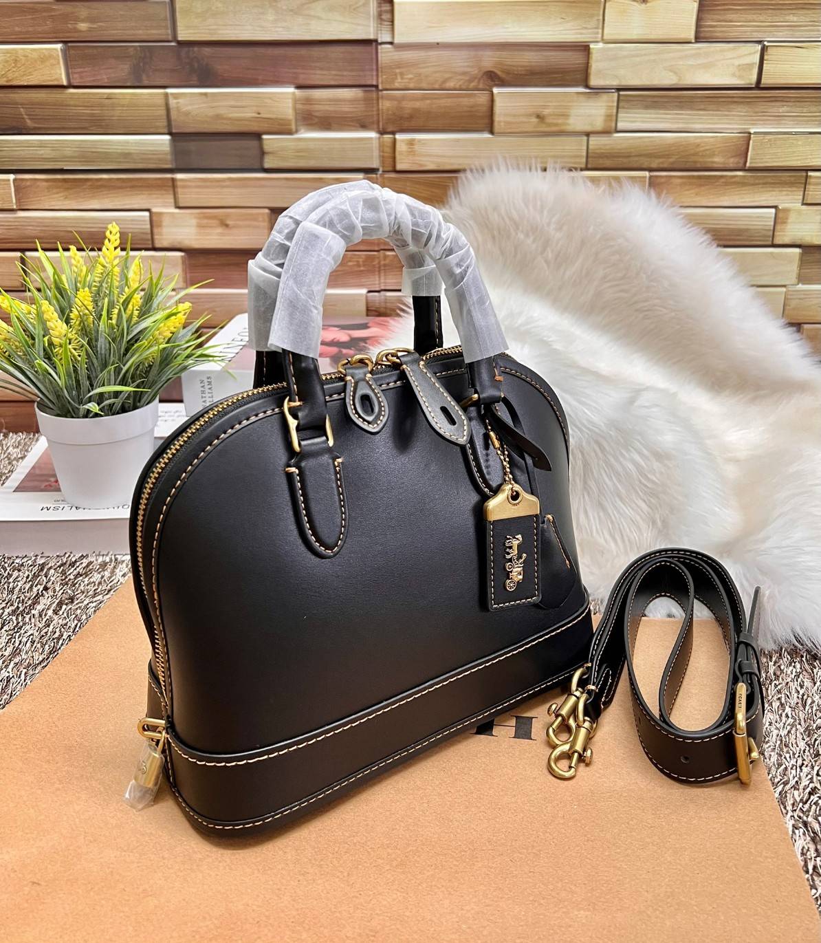 COACH REVEL BAG ((CC411)) ยังไม่เข้าไทย มีมาให้ตับจองก่อนใครที่นี่! พร้อมส่ง รุ่นใหม่ล่าสุด! สวยและดูดี ต้องยกให้รุ่นนี้เลยค่ะ กับกระเป๋าทรงโดม ที่ไม่ว่าลุคไหนๆก็เอาอยู่ หนังแท้เรียบสวยมากๆค่ะ 💕ด้านหน้าห้อยพวงแบรนด์+พวงหนังมาให้