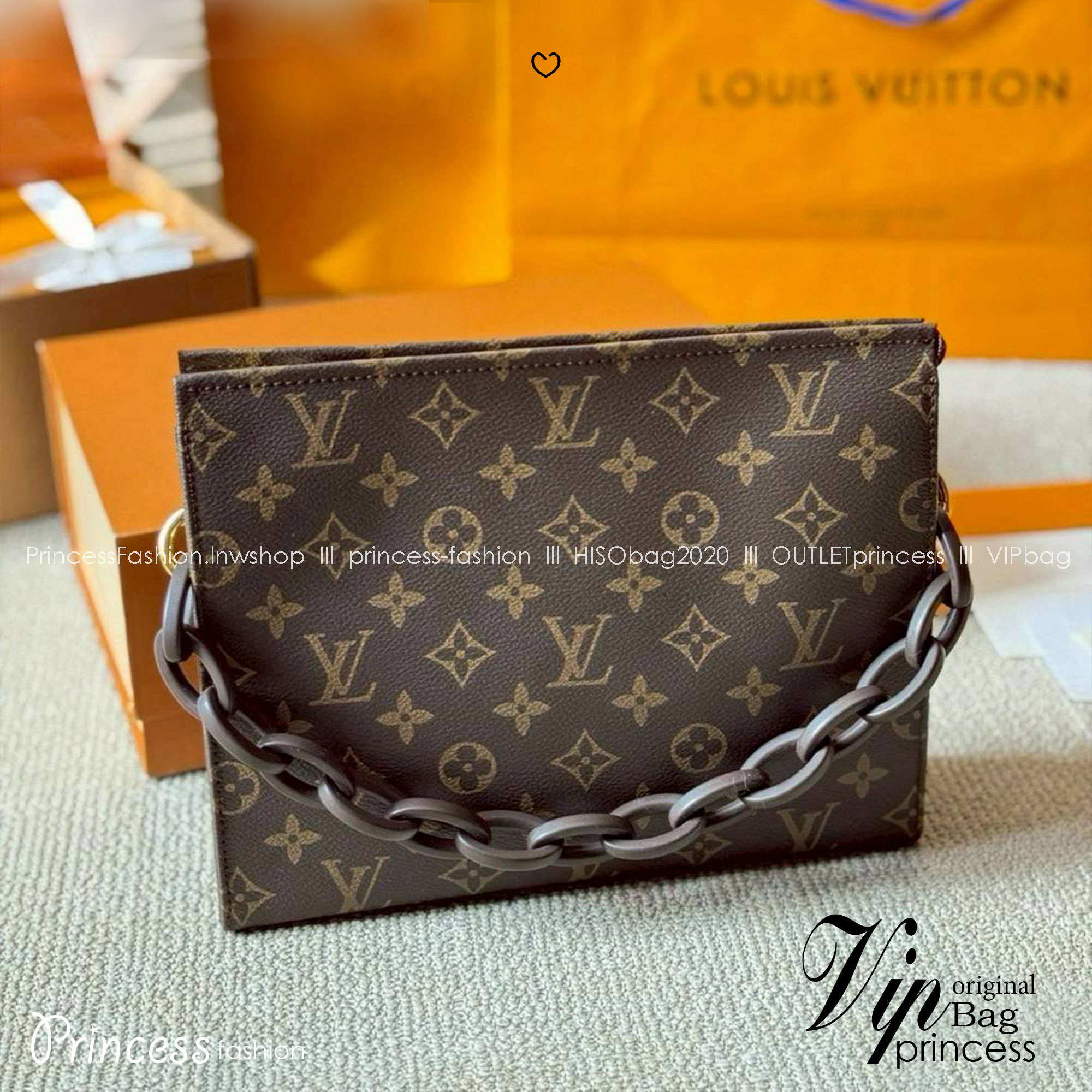 LV Poche Toilette Monogram Canvas / LV Clutch กระเป๋าถือทรงคลัช/ทรงพอช พร้อมสายสะพายถอดได้ ใช้ได้ทั้งชายหญิง โดดเด่นด้วยสายโซ่ใหญ่ตกแต่ง ด้วยรูปทรงกะทัดรัดใช้งานได้อย่างสะดวก