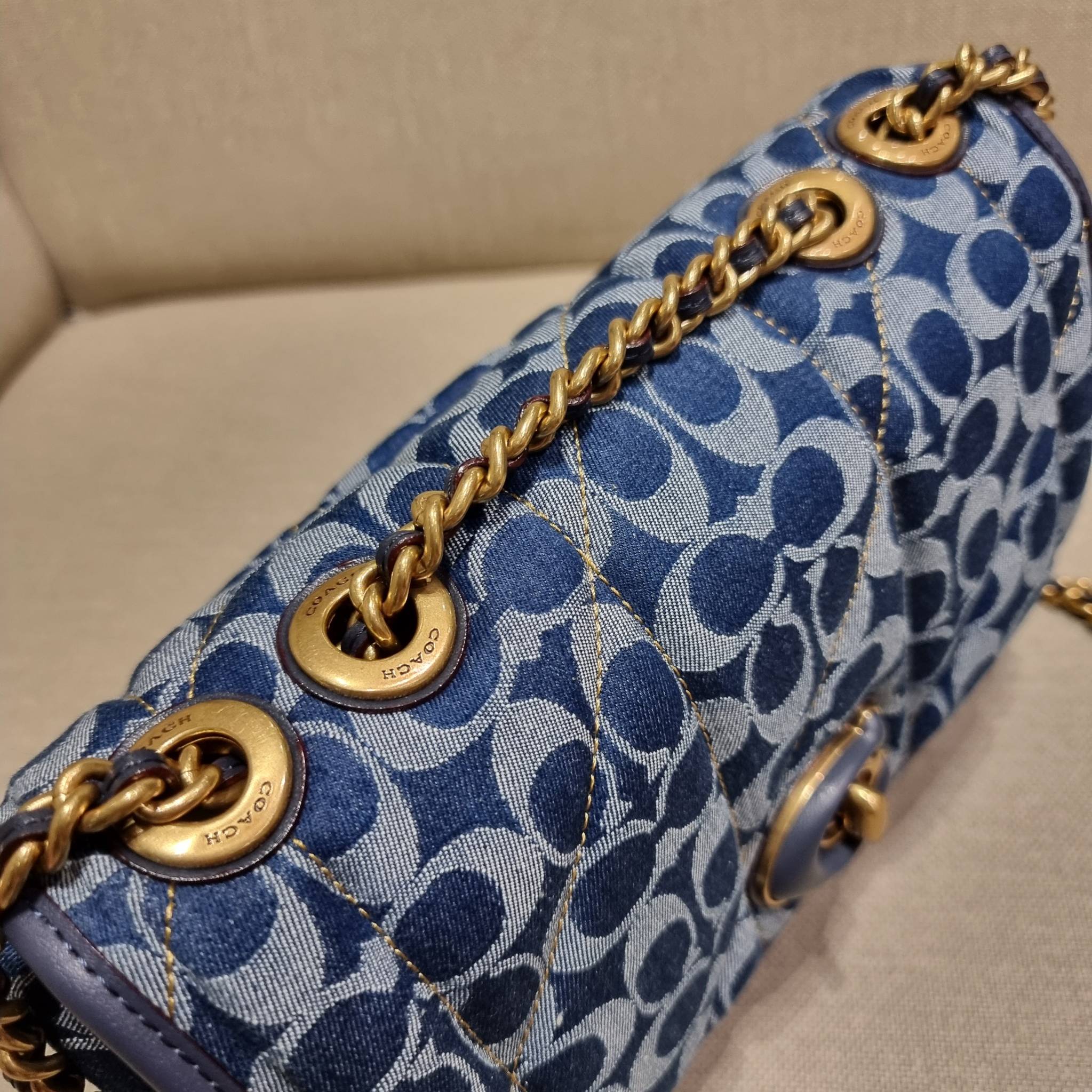 COACH CA104 PILLOW MADISON SHOULDER BAG IN SIGNATURE DENIM WITH QUILTING หรูหราที่หนึ่งต้องยกให้เลย กับไอเท็มนี้ กระเป๋าสะพายดีไซน์สุดล้ำ เดินเส้นสวยคม วัสดุผ้าเดนิม สวยเฉียบ ดูแพง เปิด-ปิดด้วยตัวบิดล็อค ใช้งานสะดวก ด้านหลังมีช่องเก็บของจุกจิกได้ ภายในแบ่