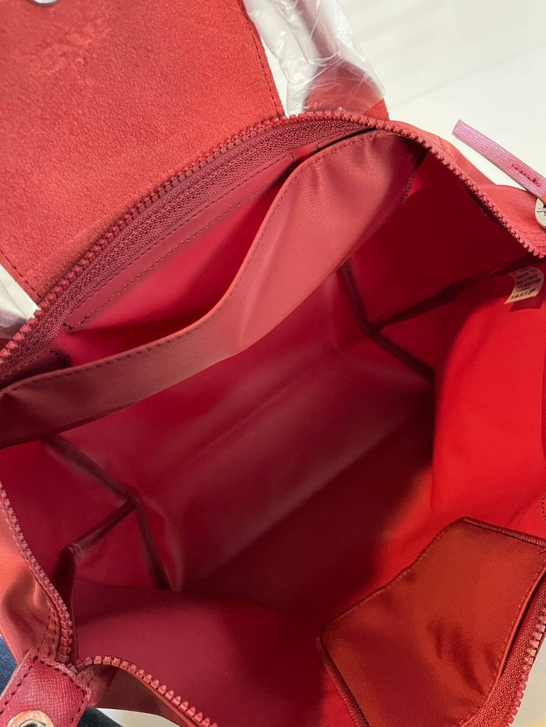 ของแท้ 💯% Longchamp LE PLIAGE NÉO TOP HANDLE BAG (small size) อีกหนึ่งรุ่นยอดนิยม ที่สาวๆ ต้องมีไว้เก็บไว้สักใบ กระเป๋าโท้ทใบนี้ มาพร้อมกับสีที่มีสไตล์เรียบง่าย