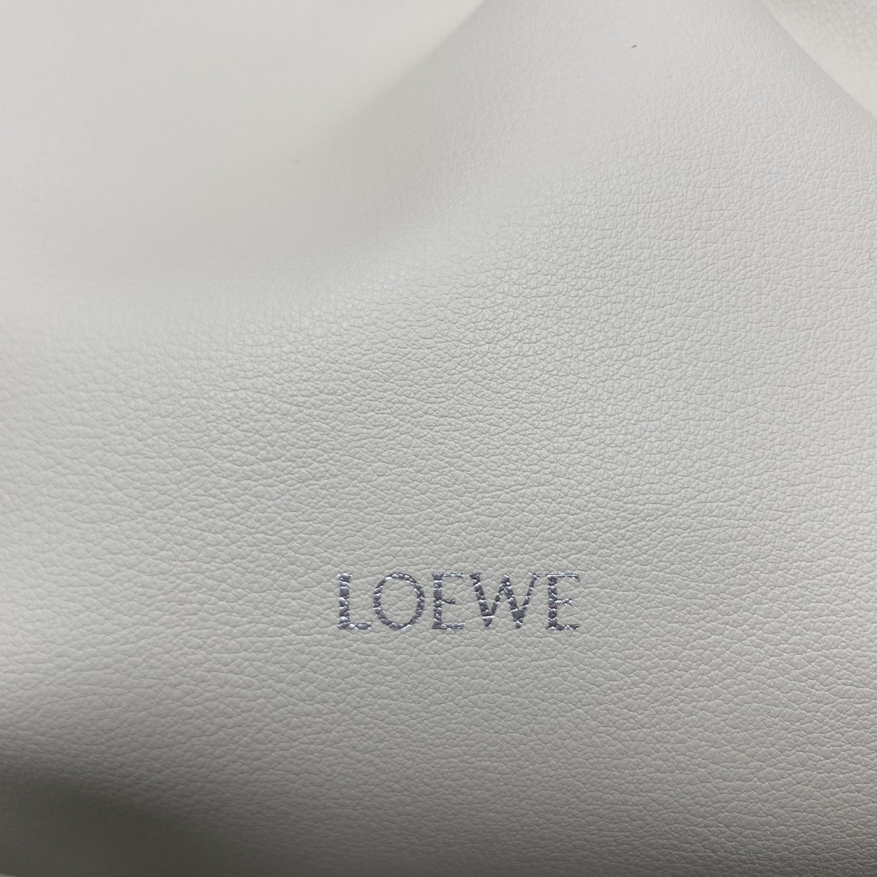 ORI หนังแท้ | LOEWE Mini Flamenco purse in mellow nappa leather / Loewe Bucket Bag กระเป๋าสะพายทรงบัคเก็ตไซส์มินิ หนังเรียบสวยหรู เรียบง่าย หนังแท้ผิวสัมผัสนุ่มมือ น้ำหนักเบาและนุ่มสบาย ดีไซน์จับจีบ เชือกผูกแบบปมโบราณ และสายโซ่รูปโดนัท