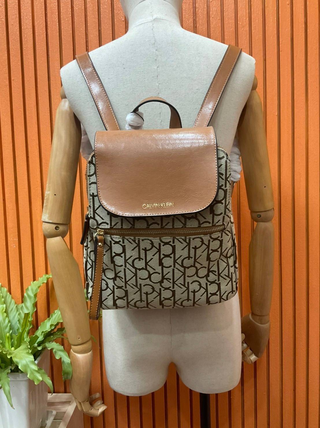 ของแท้ 💯% Elaine Calvin Klein Monogram Small Backpack 💕ของมันต้องมี สวยหรูดูแพงมาก สำหรับรุ่นนี้ และมีฟังชั่นช่องการใช้งานที่มากที่สุด!!! 💕 กระเป๋าสะพายเป้รุ่นใหม่ชนช้อป รุ่นยอดนิยม