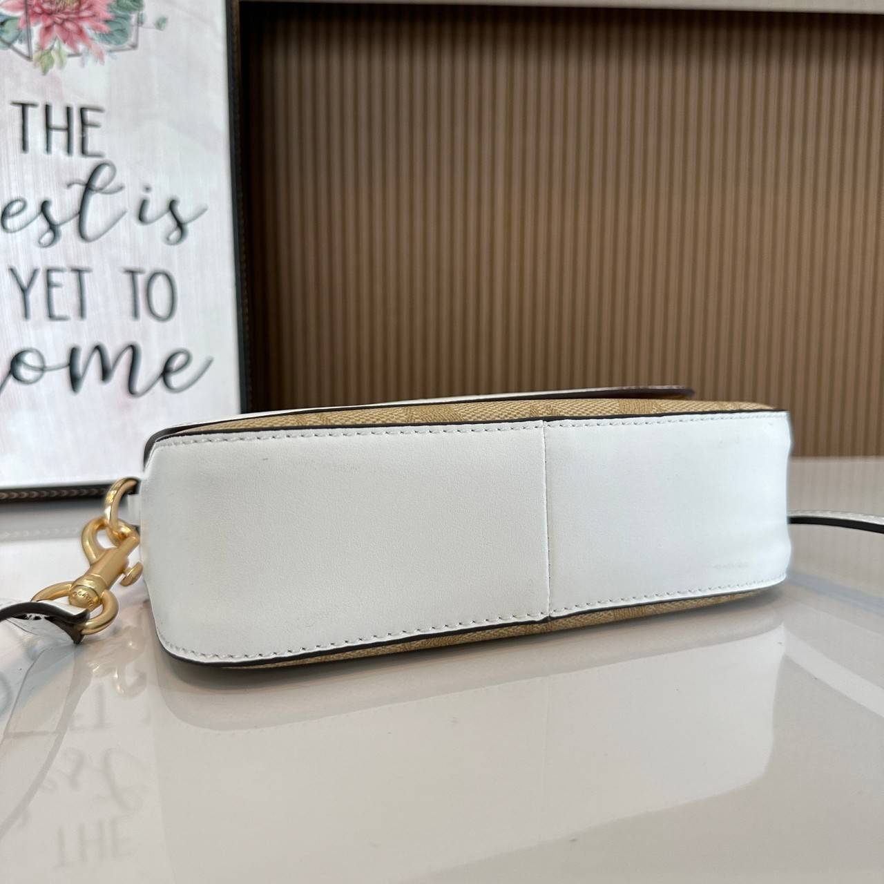 Coach Mini Josie Top Handle Crossbody In Blocked Signature Canvas (cc340) ใหม่ล่าสุด กระเป๋าสะพายหรือถือใบเล็กกระทัดรัด วัสดุหนังตัดขอบหนังแท้ ภายในช่องโล่งกว้างสามารถใส่โทรศัพท์ iPhonePro max ได้ มีช่องใส่บัตรเครดิต 2 ช่อง เปิดปิดด้วนกระดุมแป๊ก ซับในผ้า 