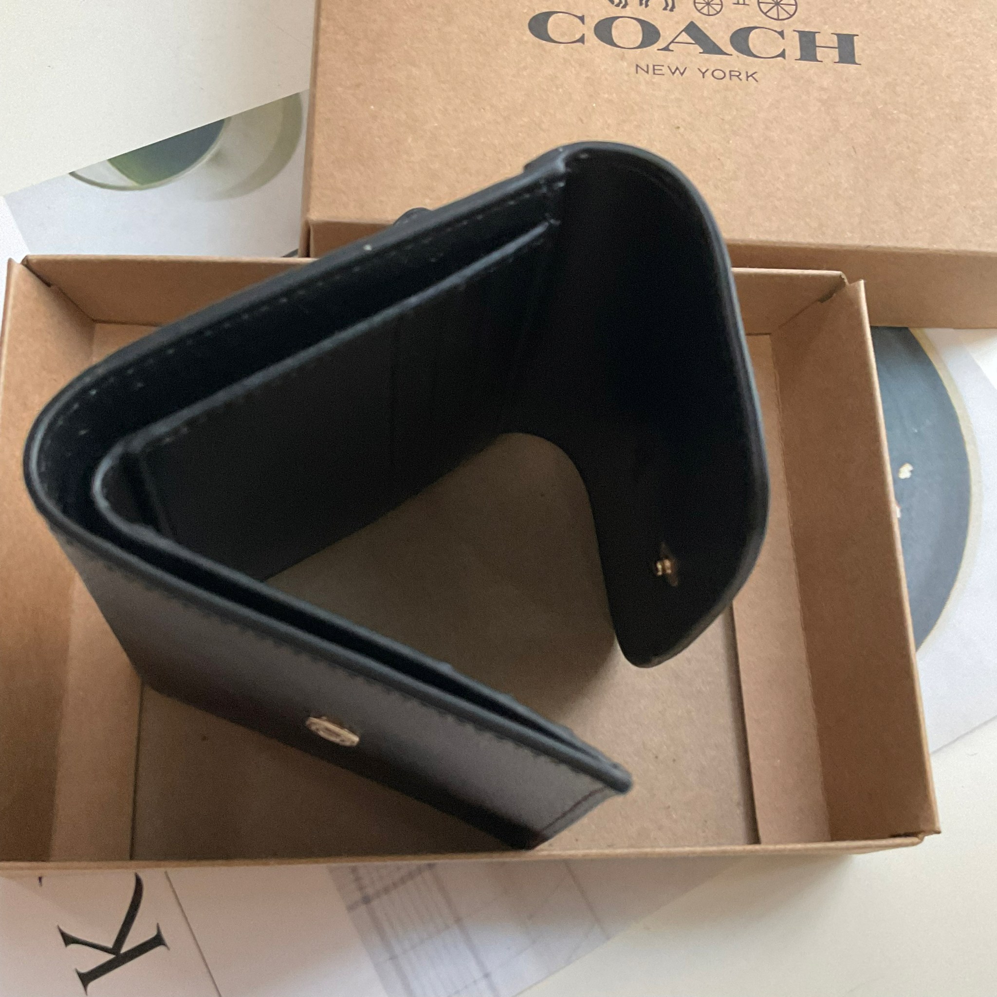 COACH SMALL WALLET IN SIGNATURE CANVAS กระเป๋าสตางค์ใบสั้น แบบพับสามตอน เปิดปิดด้วยกระดุมปั้มแบรนด์ ด้านในมีช่องใส่บัตรหลายช่อง และช่องใส่ธนบัตร ด้านหลังมีช่องซิปเหรียญอีกหนึ่งช่อง น้ำหนักเบา พกพาสะดวก อะไหล่เงาสุดหรู ห้ามพลาดค่ะ!